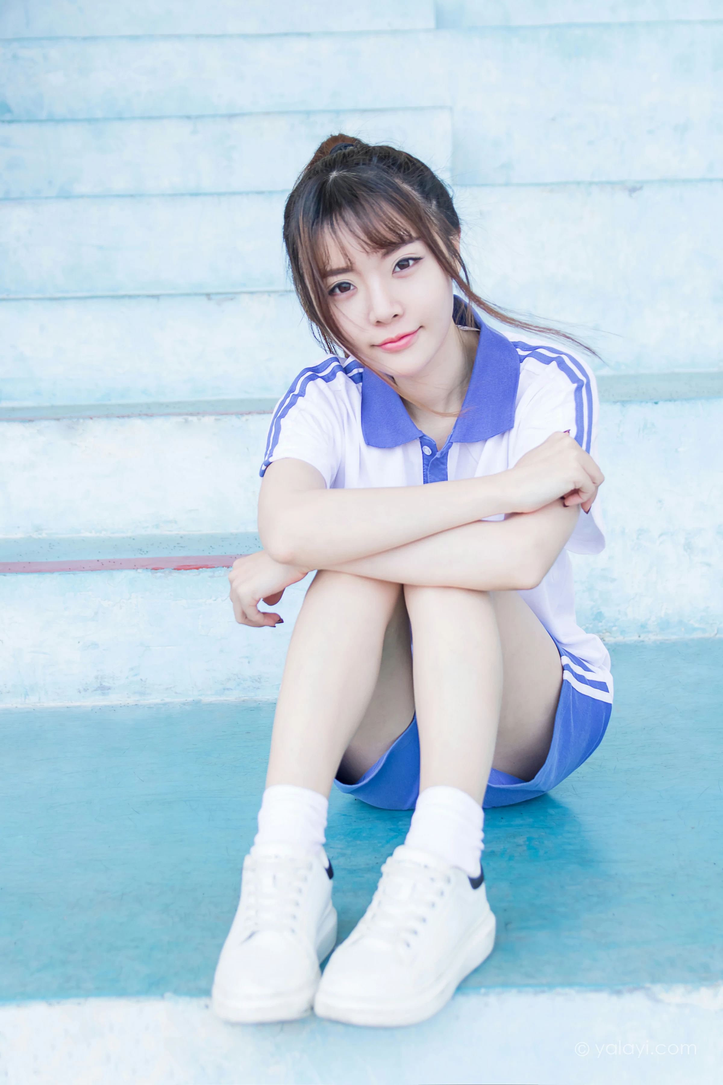 [YALAYI雅拉伊]NO.731 《那些年》 阳阳 白色短袖校服加蓝色短裤私房写真集第5张