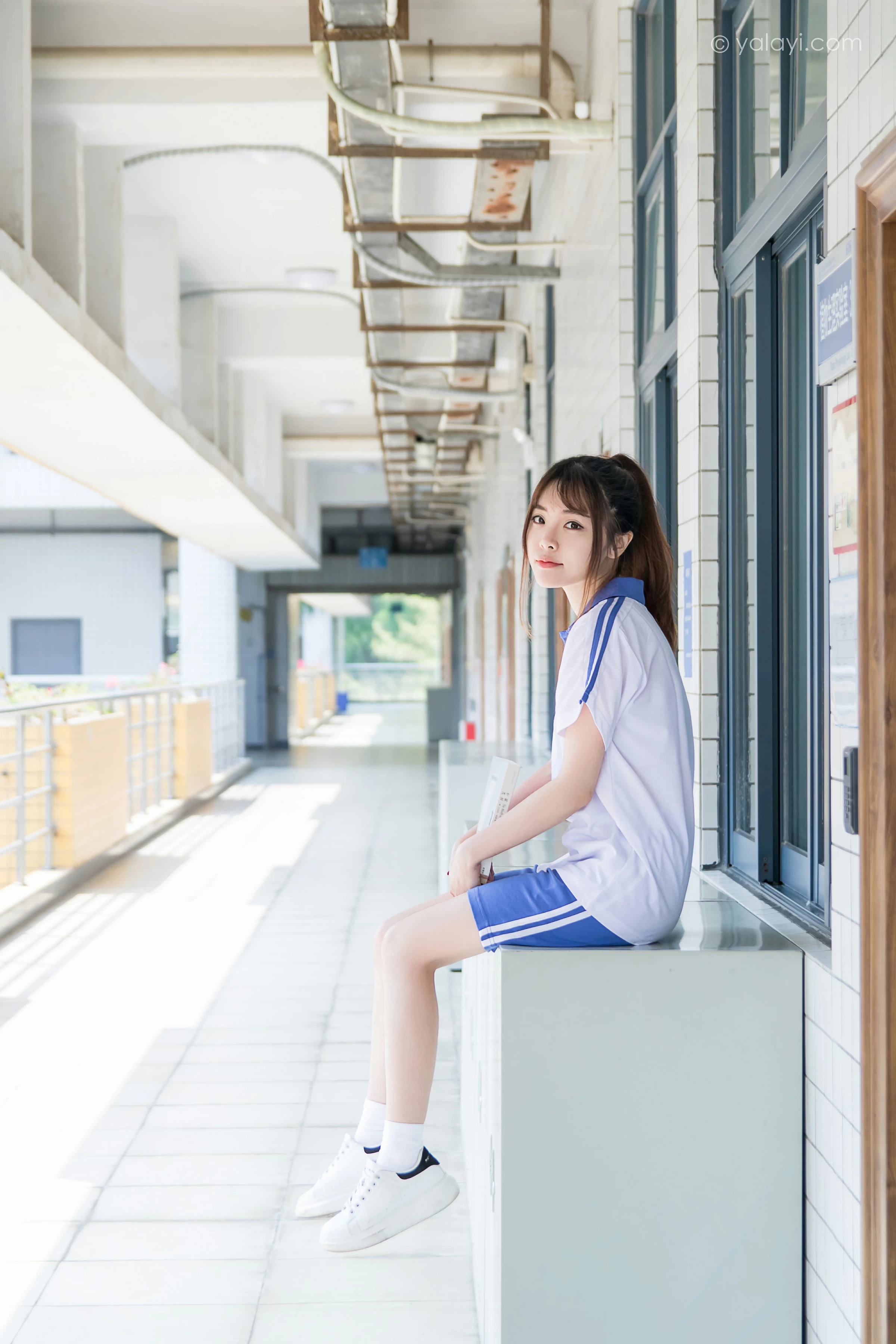 [YALAYI雅拉伊]NO.731 《那些年》 阳阳 白色短袖校服加蓝色短裤私房写真集第11张