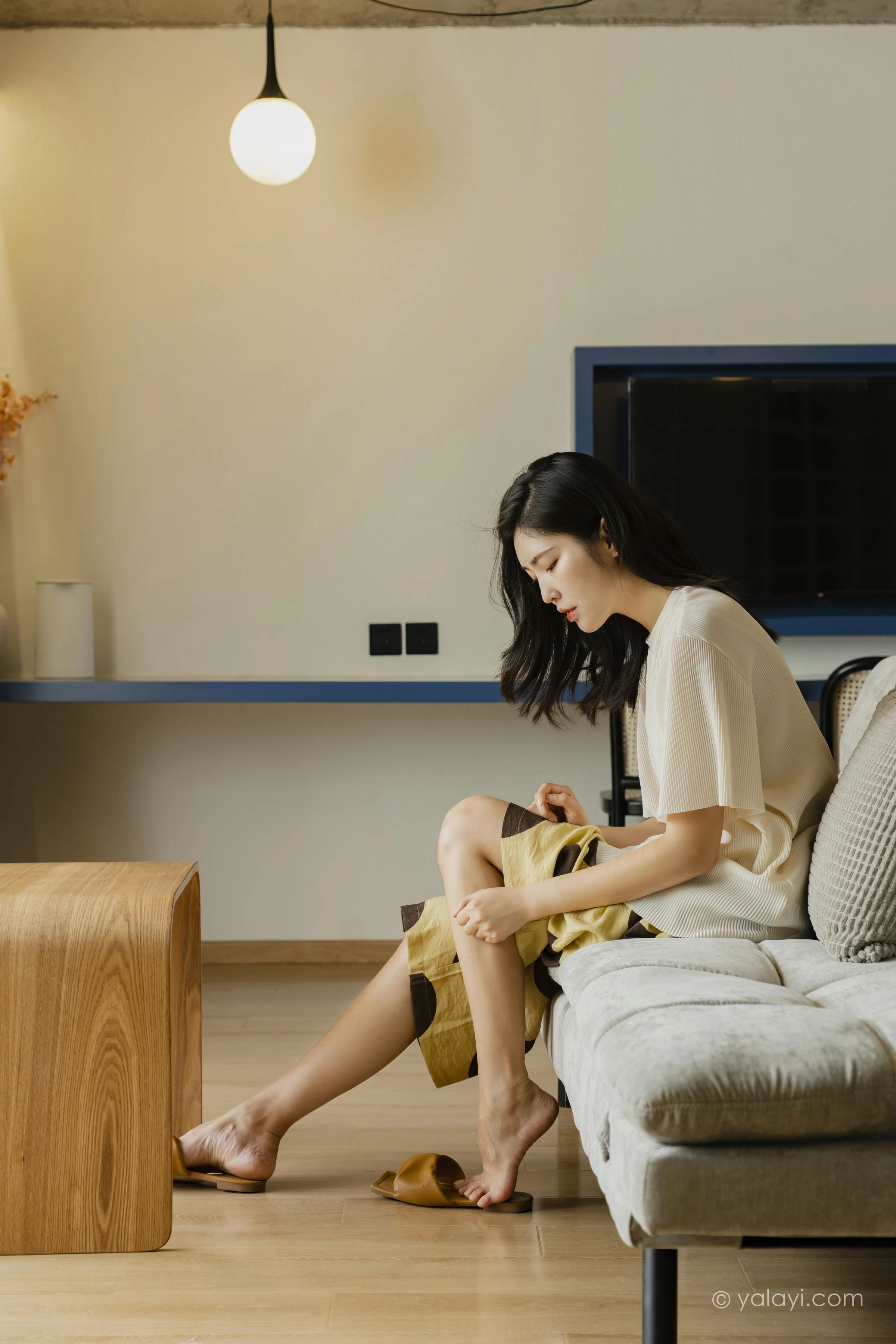 [YALAYI雅拉伊]NO.698 《亲爱的请放松》 苍儿 白色短袖加黄色短裤居家私房写真集第2张