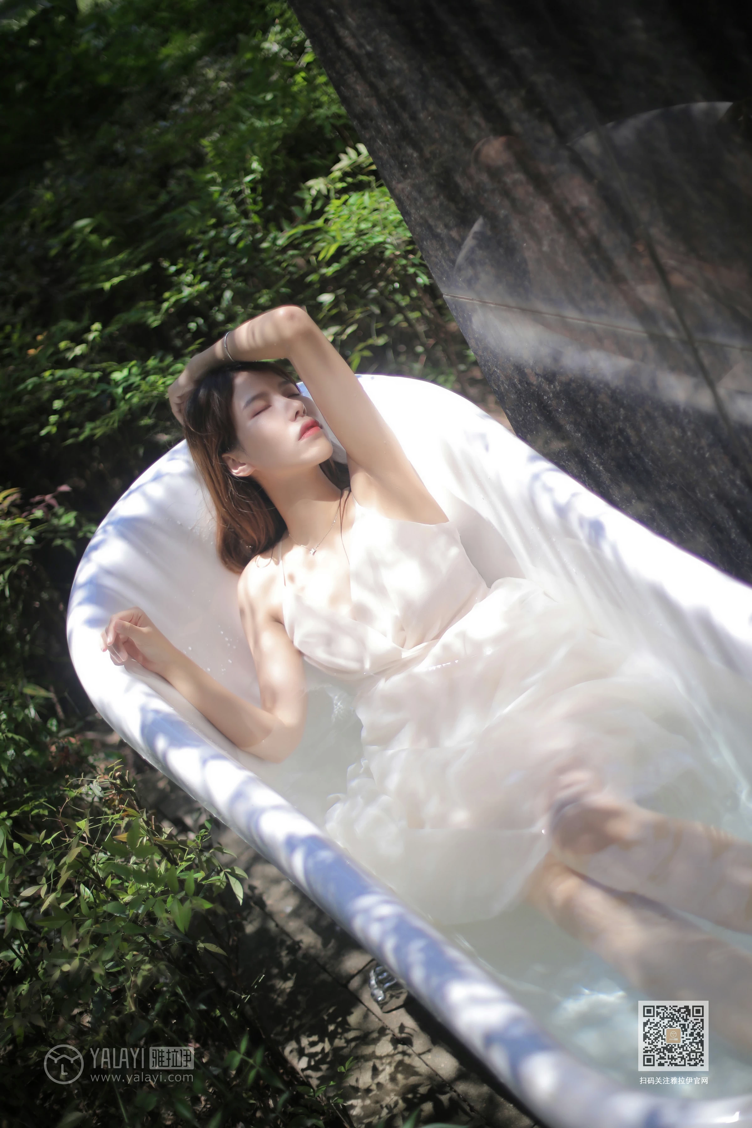 [YALAYI雅拉伊]Vol.453 天浴 令狐美 白色吊带透视连衣裙性感私房写真集第2张