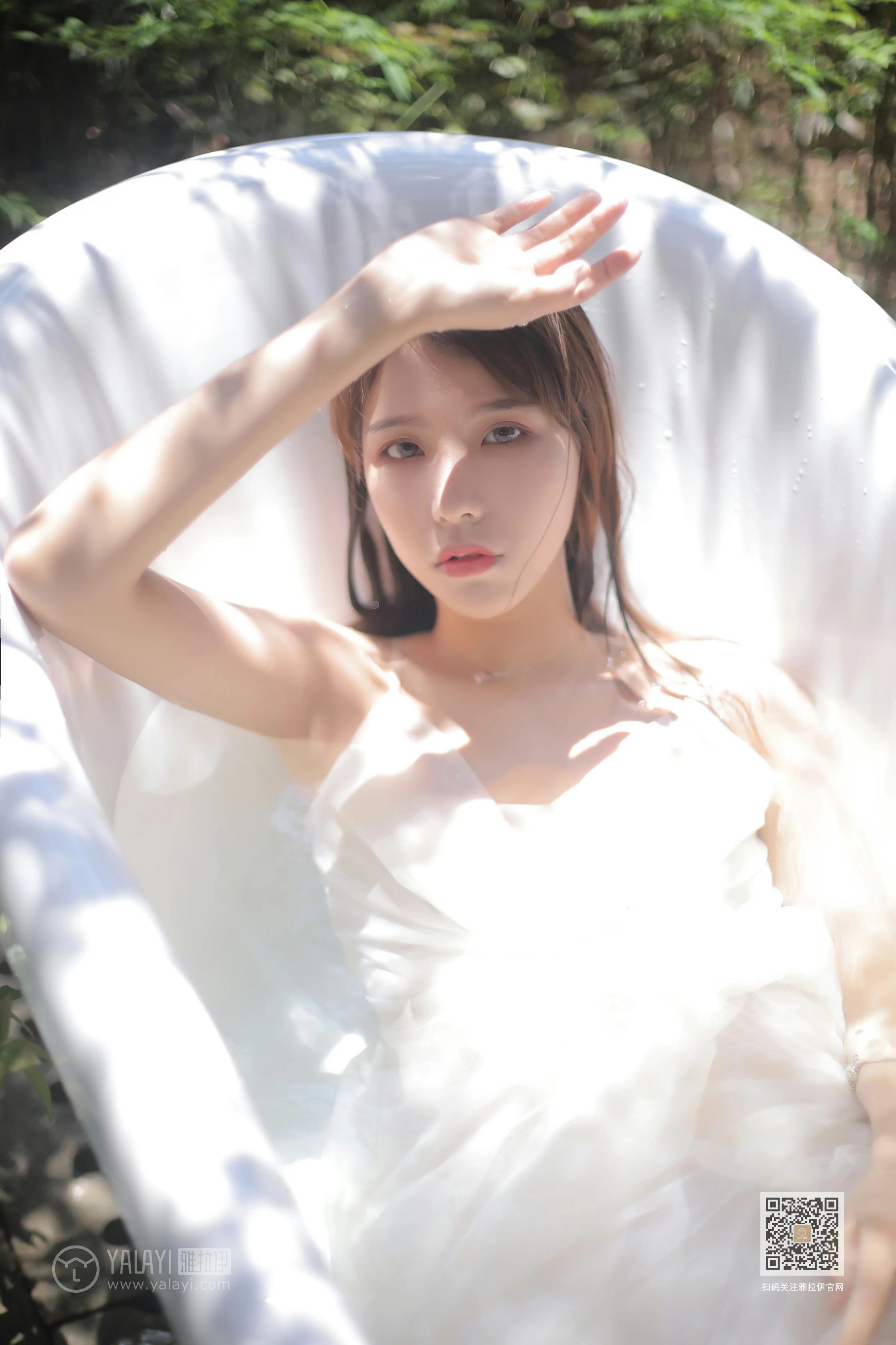 [YALAYI雅拉伊]Vol.453 天浴 令狐美 白色吊带透视连衣裙性感私房写真集第5张