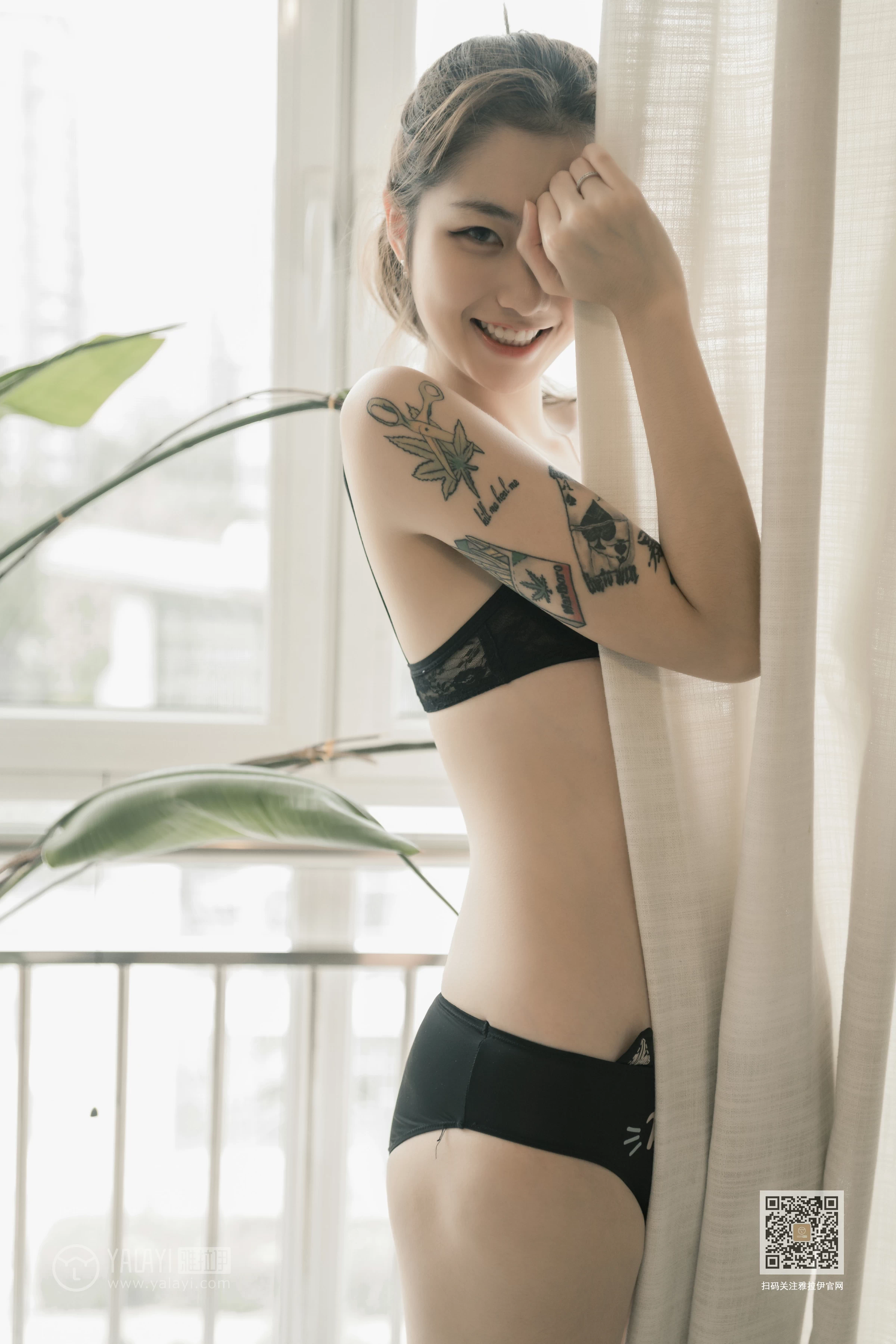 [YALAYI雅拉伊]Vol.452 刺青女孩儿 鸭鸭 黑色性感内衣居家私房写真集第4张