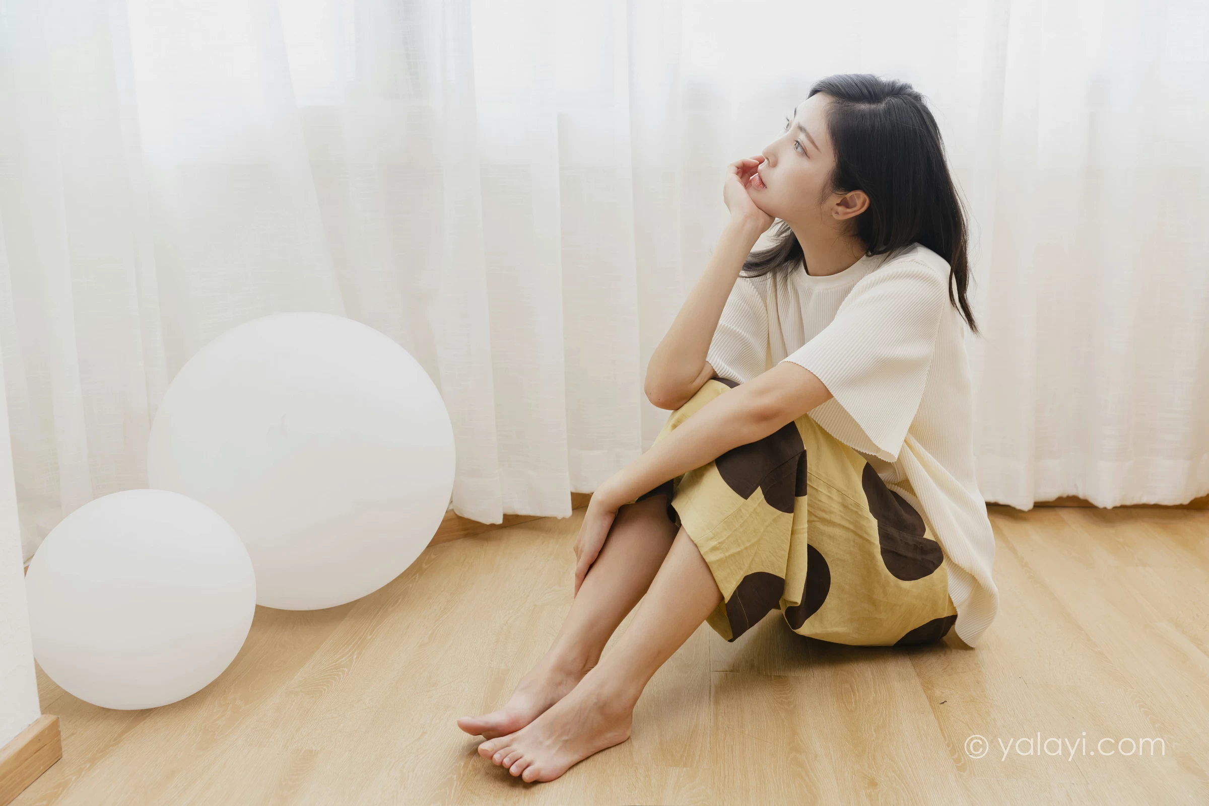 [YALAYI雅拉伊]NO.698 《亲爱的请放松》 苍儿 白色短袖加黄色短裤居家私房写真集第6张