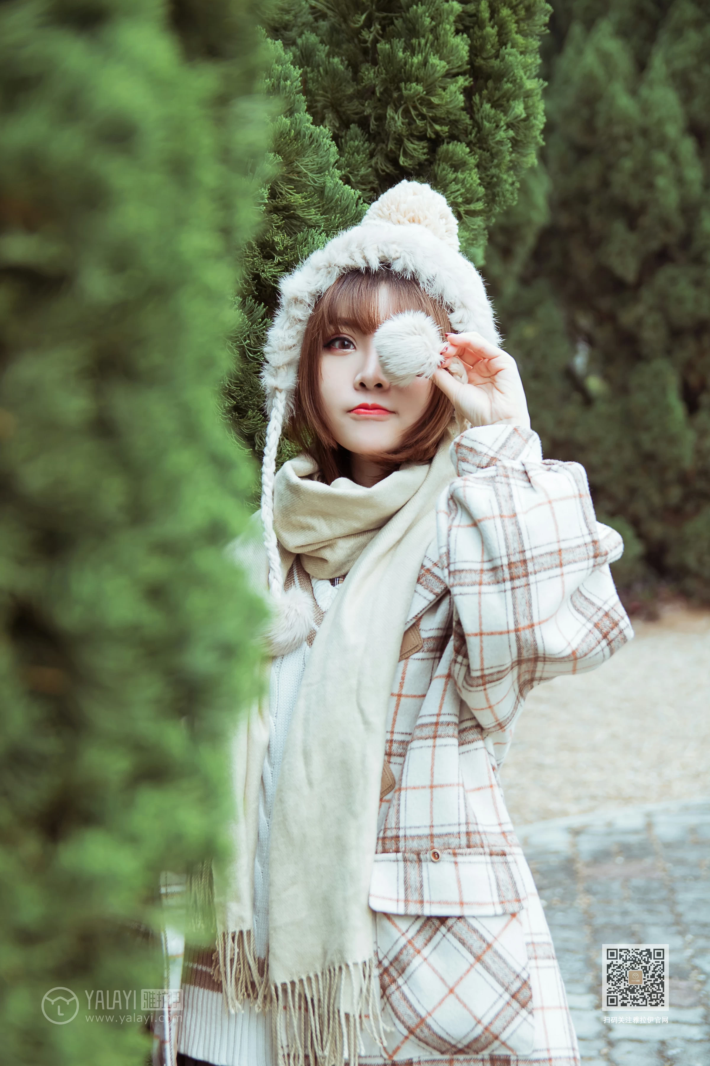 [YALAYI雅拉伊]Vol.515 冬日 阳阳 白色大衣加黑色短裙清纯可爱私房写真集第2张