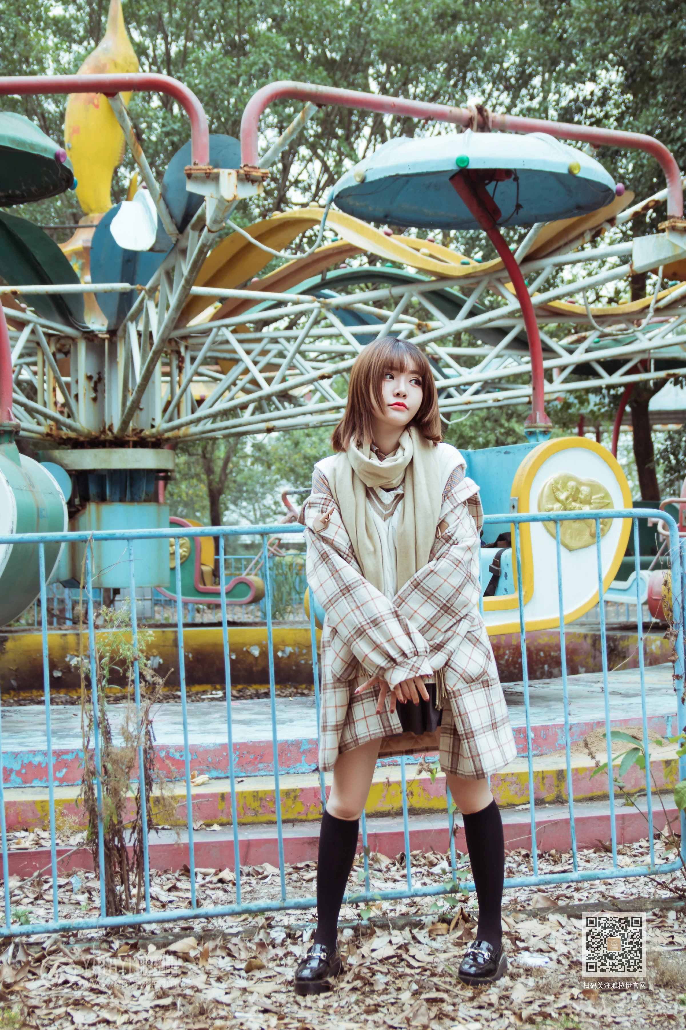 [YALAYI雅拉伊]Vol.515 冬日 阳阳 白色大衣加黑色短裙清纯可爱私房写真集第8张