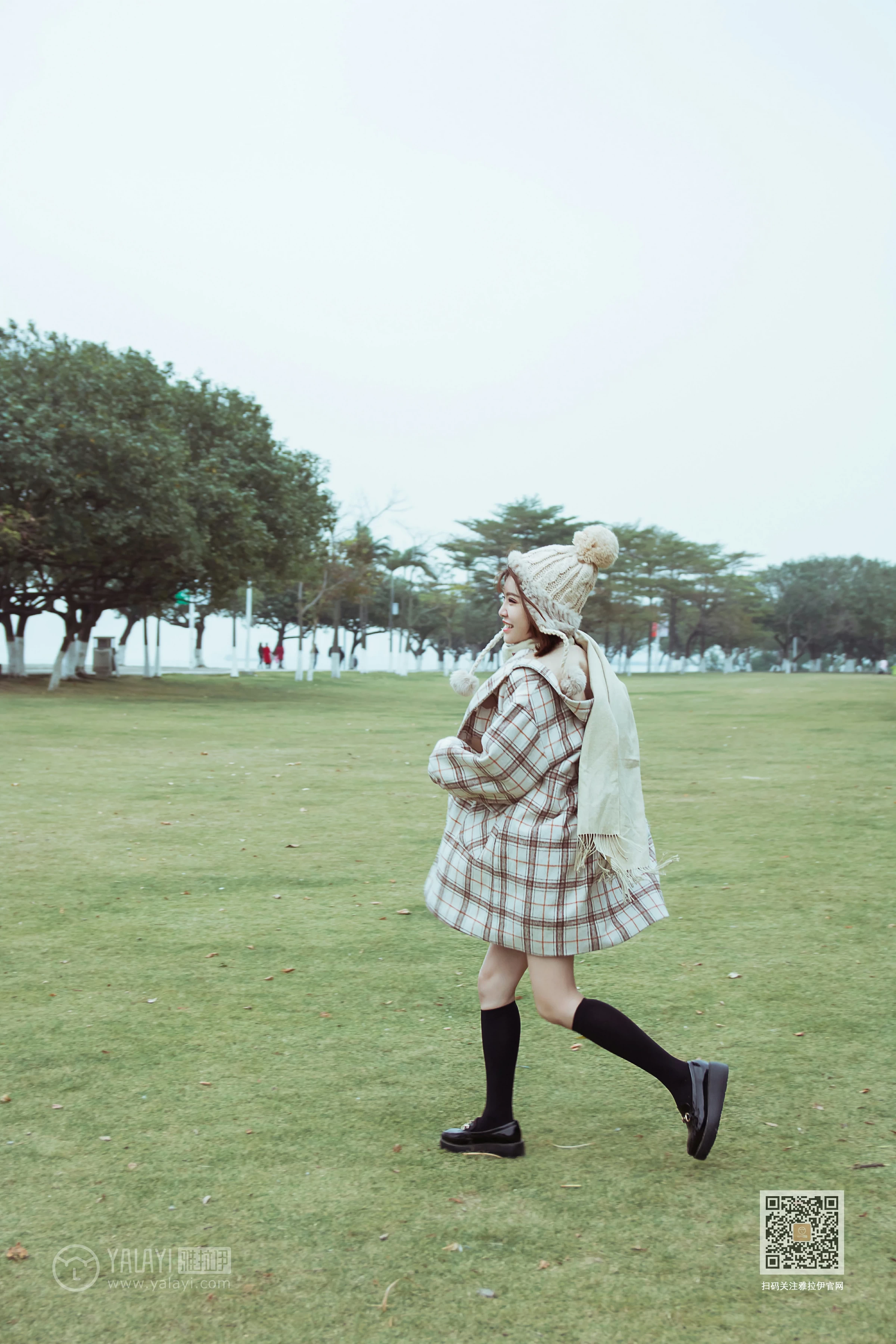 [YALAYI雅拉伊]Vol.515 冬日 阳阳 白色大衣加黑色短裙清纯可爱私房写真集第14张