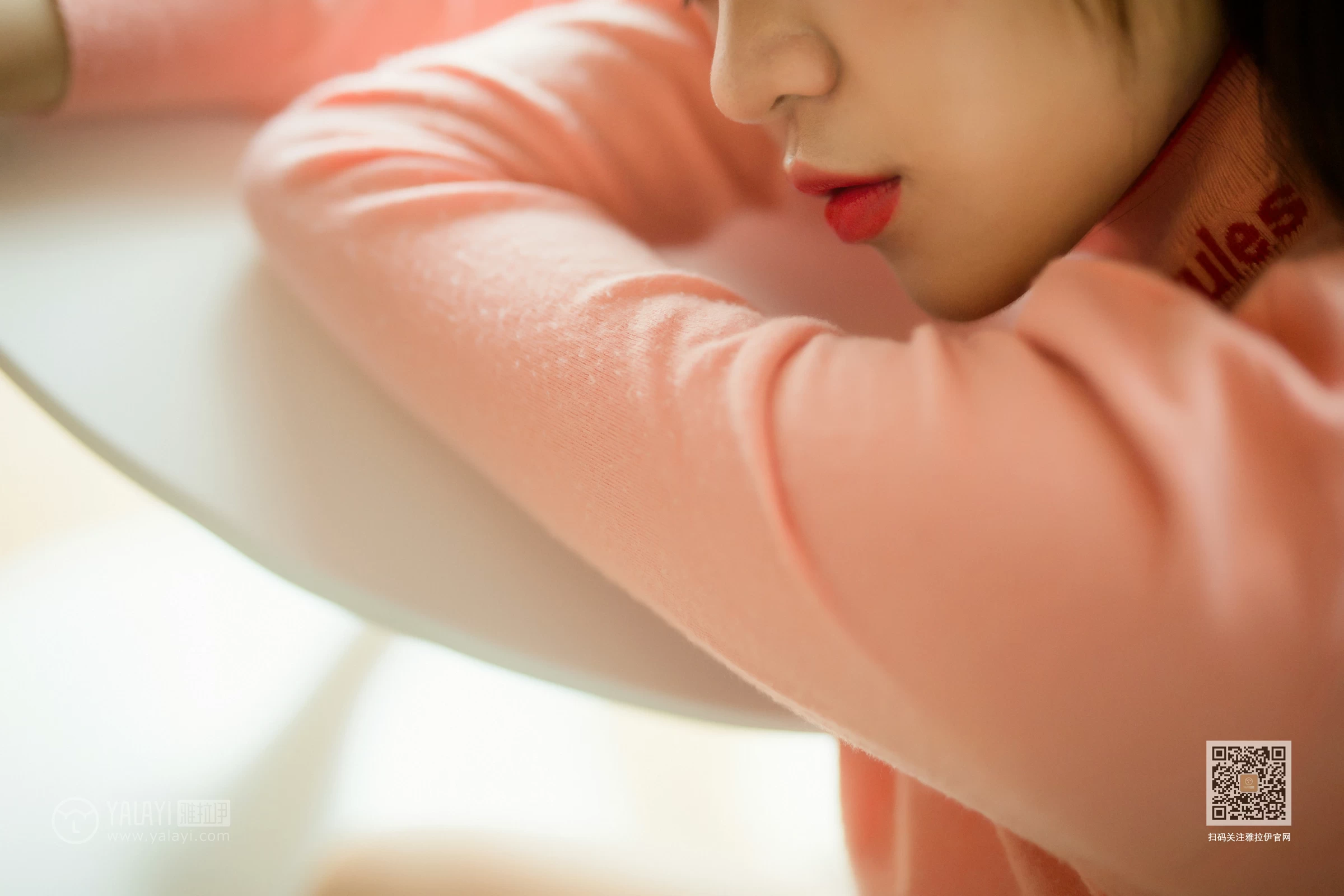 [YALAYI雅拉伊]Vol.531 穿毛衣好热 小颖 粉色毛衣加粉色内衣性感私房写真集第4张