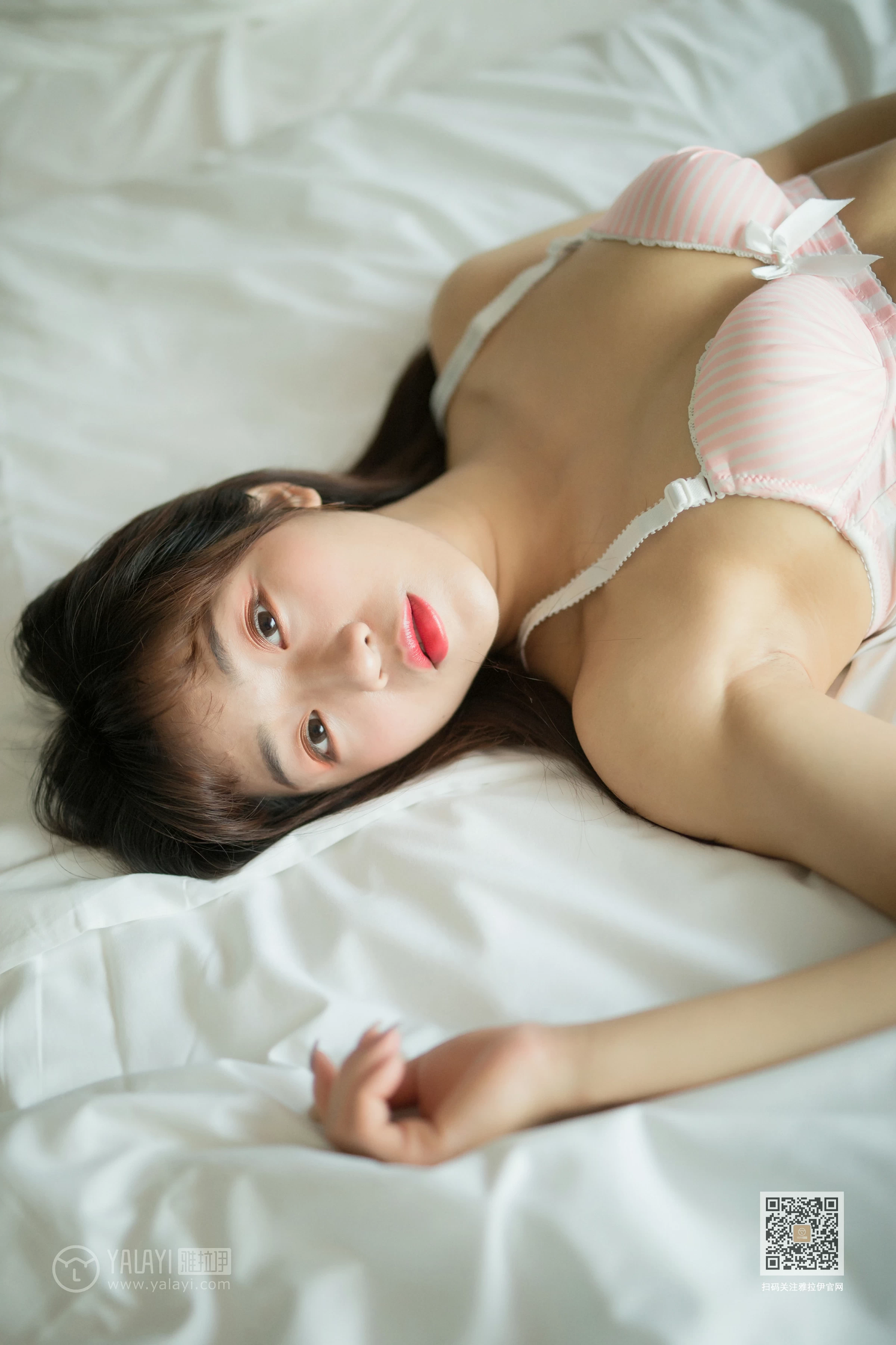 [YALAYI雅拉伊]Vol.531 穿毛衣好热 小颖 粉色毛衣加粉色内衣性感私房写真集第7张