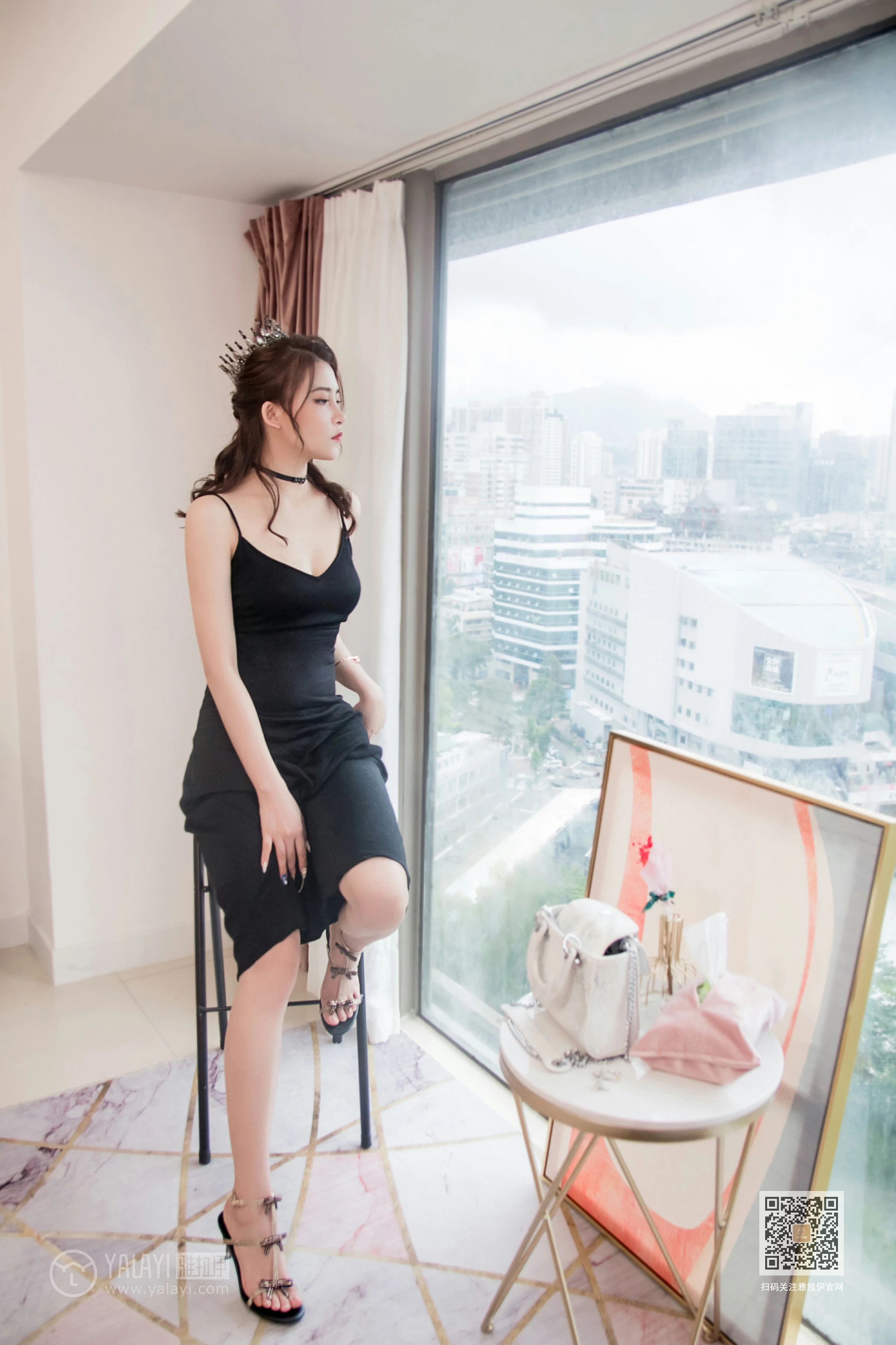 [YALAYI雅拉伊]Vol.525 我的女皇 赵洁 黑色吊带开叉连衣裙性感私房写真集第12张
