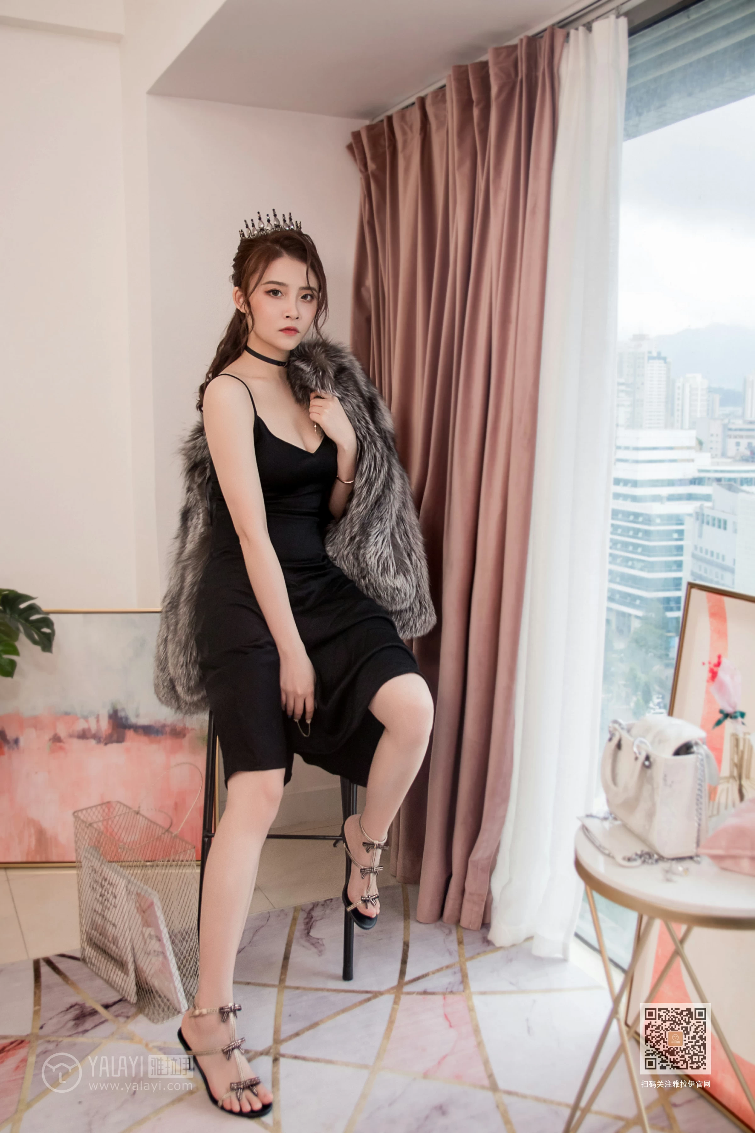 [YALAYI雅拉伊]Vol.525 我的女皇 赵洁 黑色吊带开叉连衣裙性感私房写真集第13张