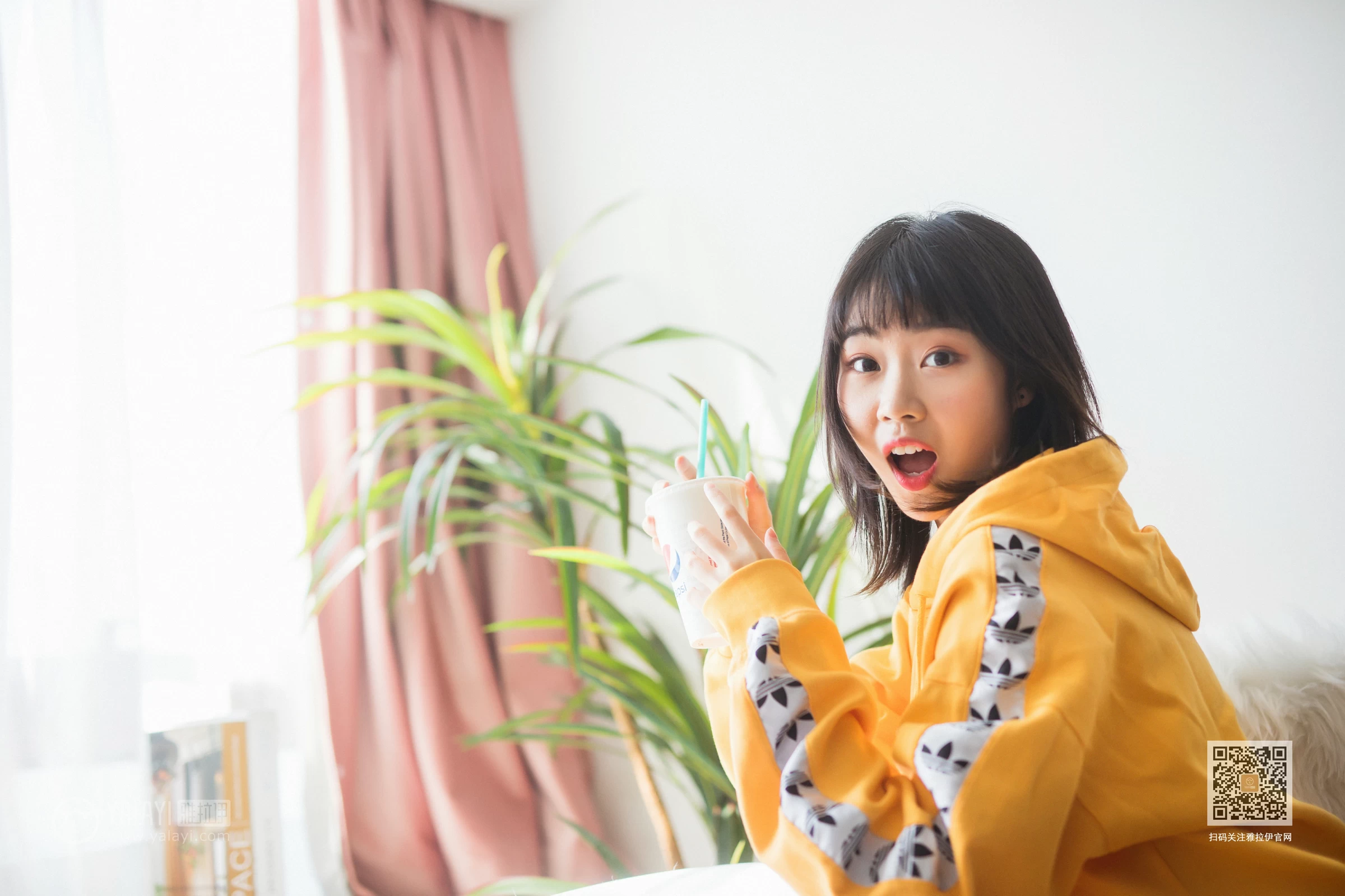 [YALAYI雅拉伊]Vol.528 缤纷阳光 粉粉 橙色卫衣加白色性感内衣私房写真集第2张