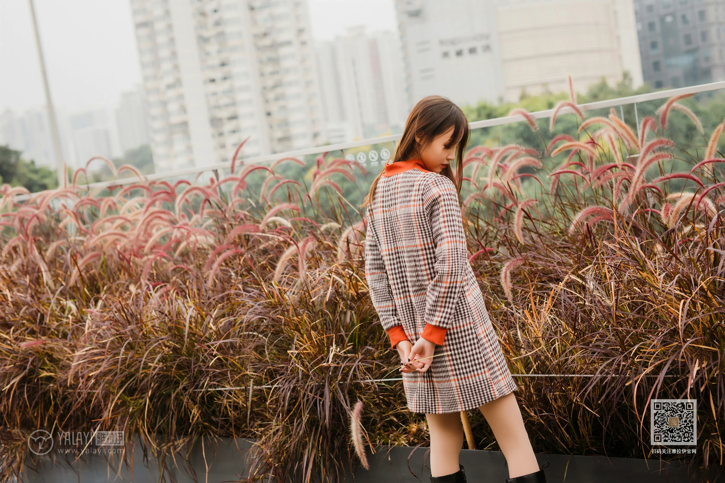 [YALAYI雅拉伊]Vol.543 郊游 小五 连身大衣加灰色长靴清纯私房写真集第5张