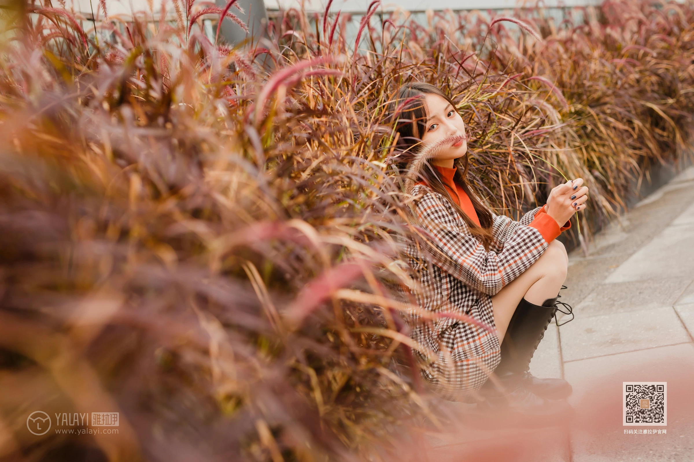 [YALAYI雅拉伊]Vol.543 郊游 小五 连身大衣加灰色长靴清纯私房写真集第6张