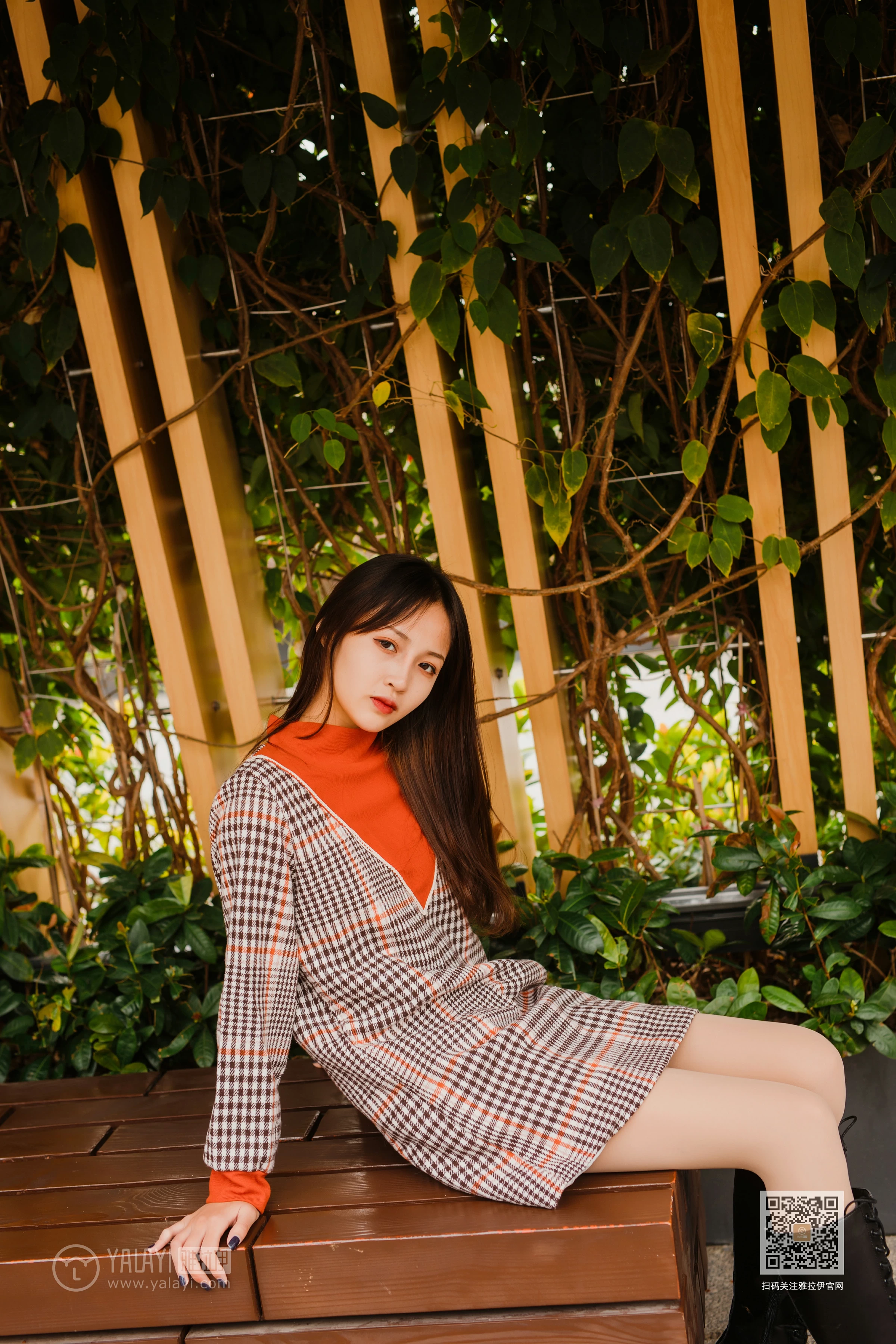 [YALAYI雅拉伊]Vol.543 郊游 小五 连身大衣加灰色长靴清纯私房写真集第8张