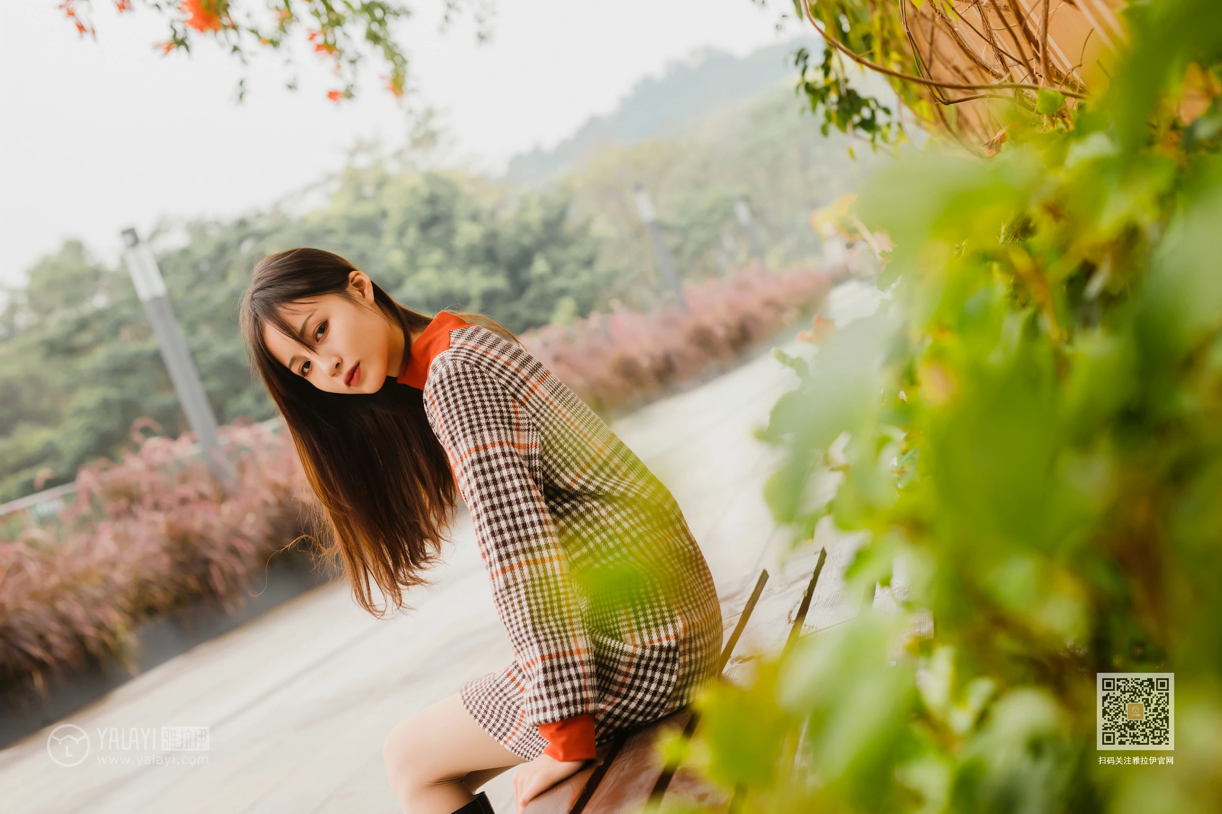 [YALAYI雅拉伊]Vol.543 郊游 小五 连身大衣加灰色长靴清纯私房写真集第11张