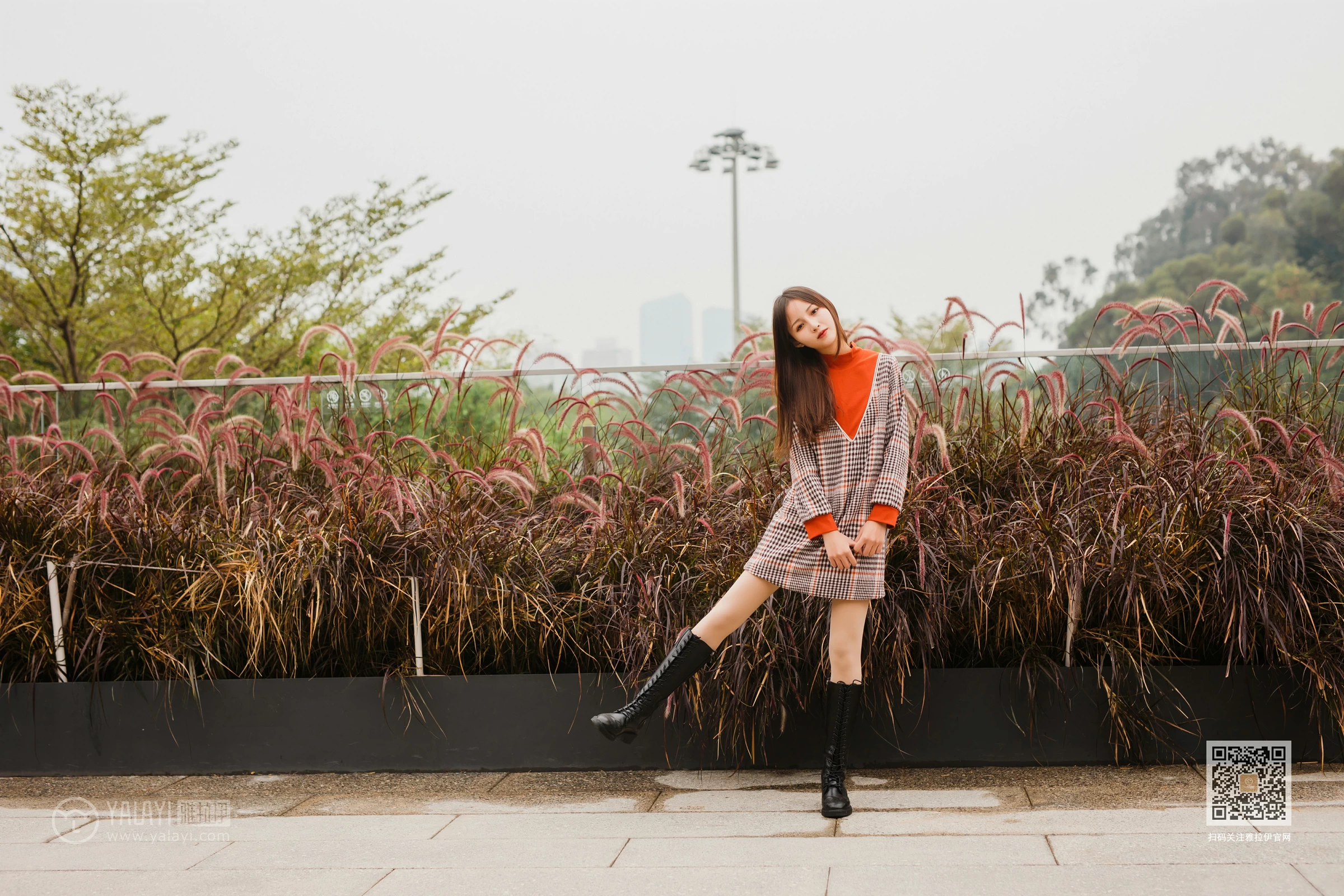 [YALAYI雅拉伊]Vol.543 郊游 小五 连身大衣加灰色长靴清纯私房写真集第13张