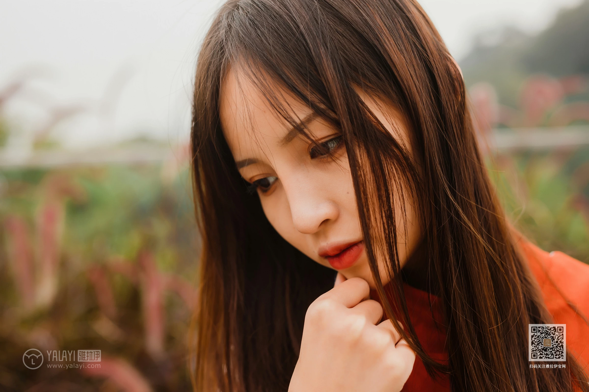 [YALAYI雅拉伊]Vol.543 郊游 小五 连身大衣加灰色长靴清纯私房写真集第14张