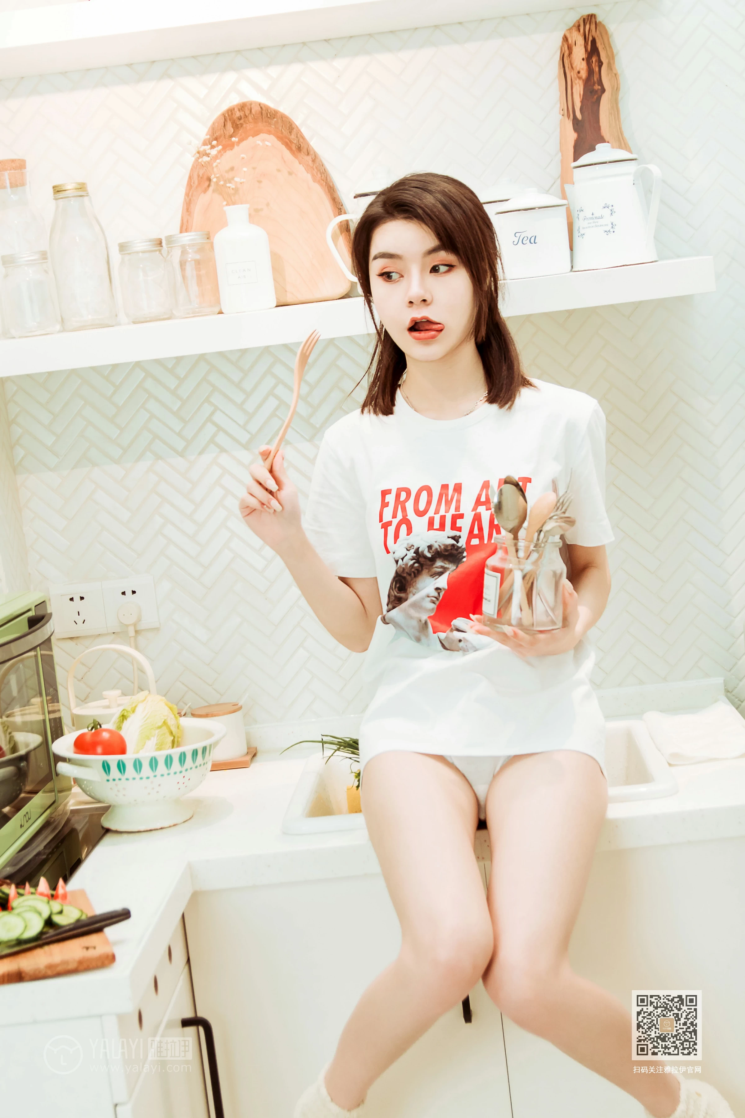 [YALAYI雅拉伊]Vol.554 蓉蓉的瘦身餐 白色短袖加白色蕾丝内裤性感私房写真集第4张