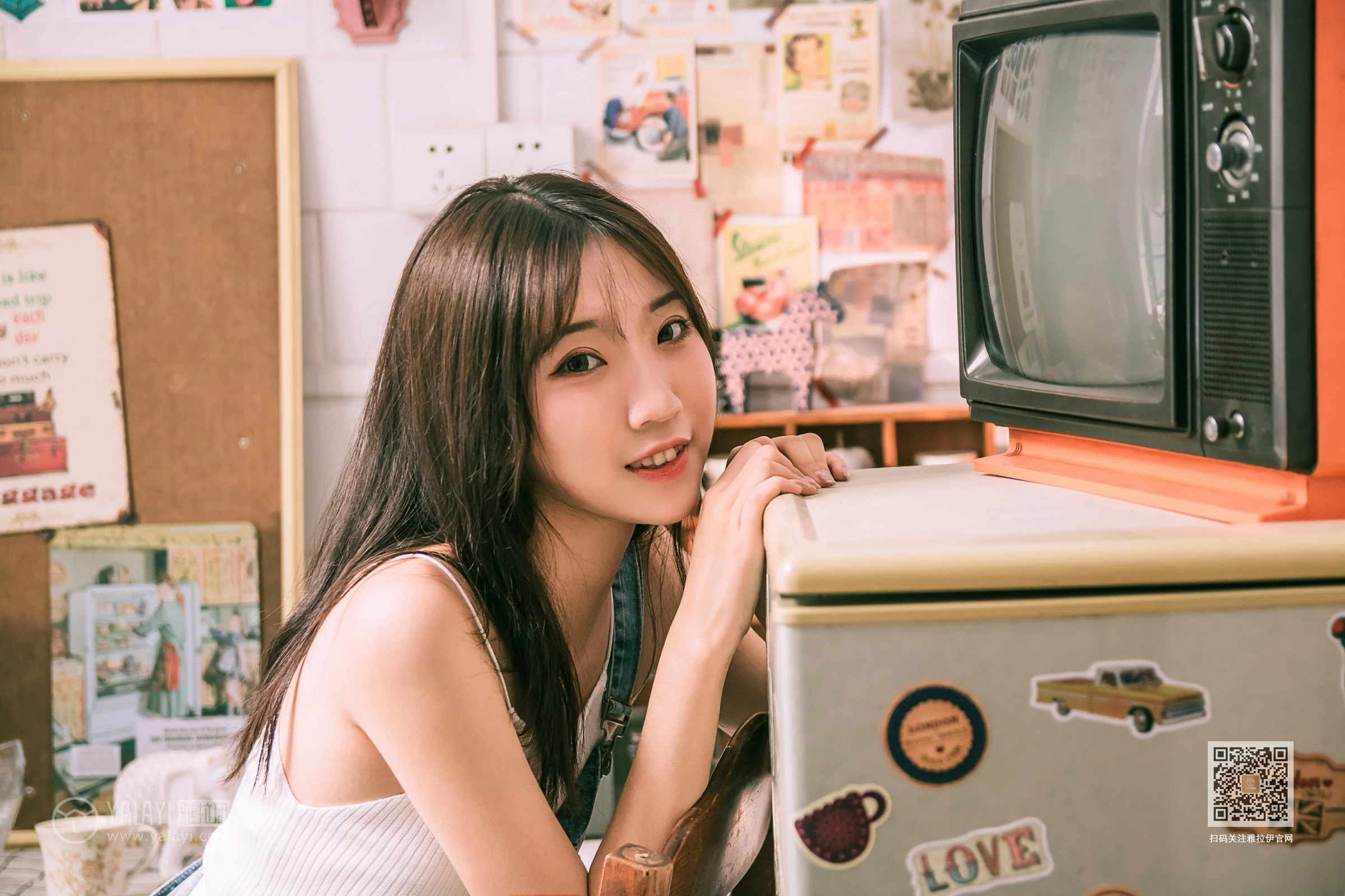 [YALAYI雅拉伊]Vol.559 我的前女友 小乔 背带牛仔连身裤加白色性感小背心私房写真集第4张