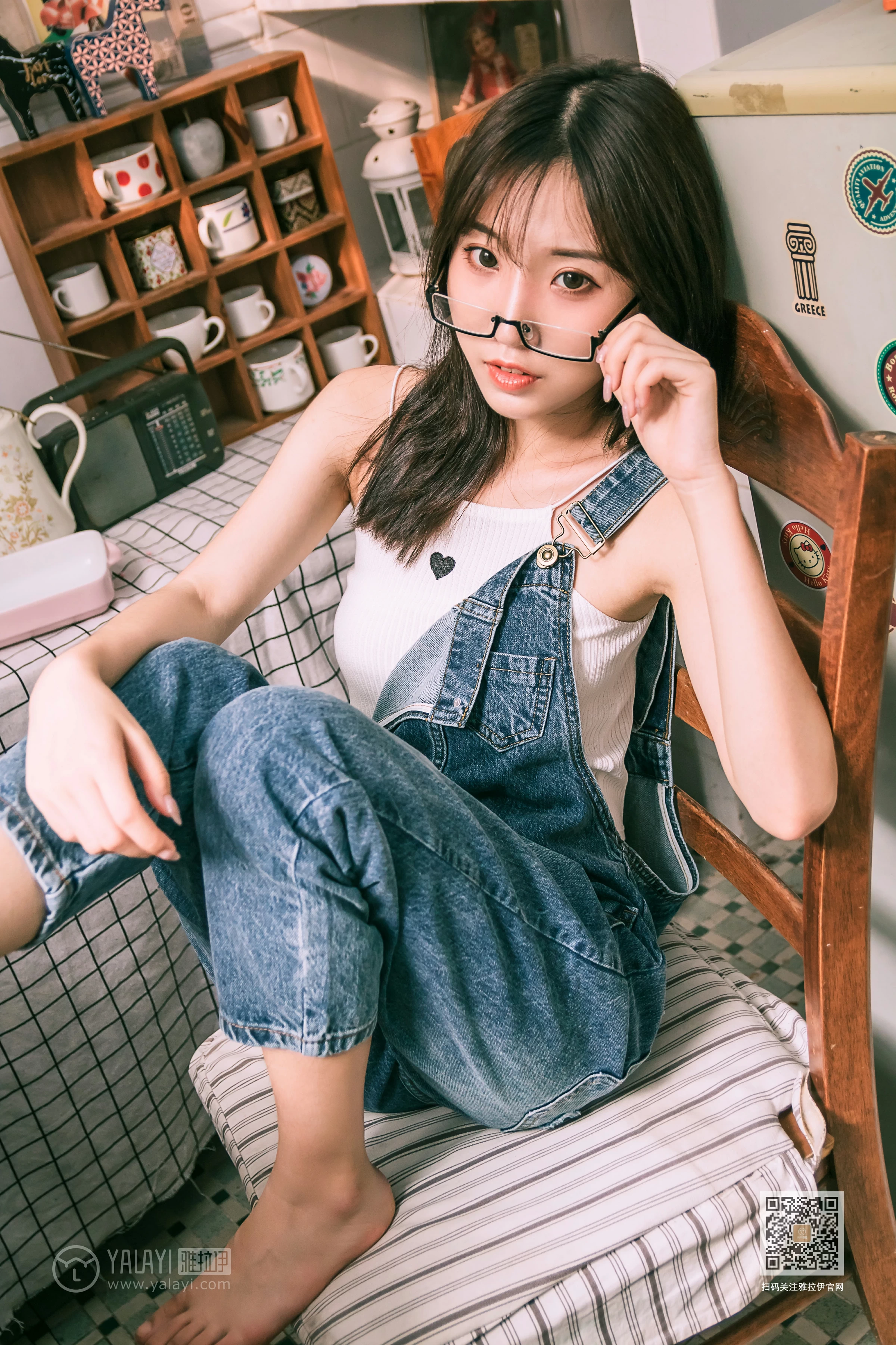 [YALAYI雅拉伊]Vol.559 我的前女友 小乔 背带牛仔连身裤加白色性感小背心私房写真集第6张