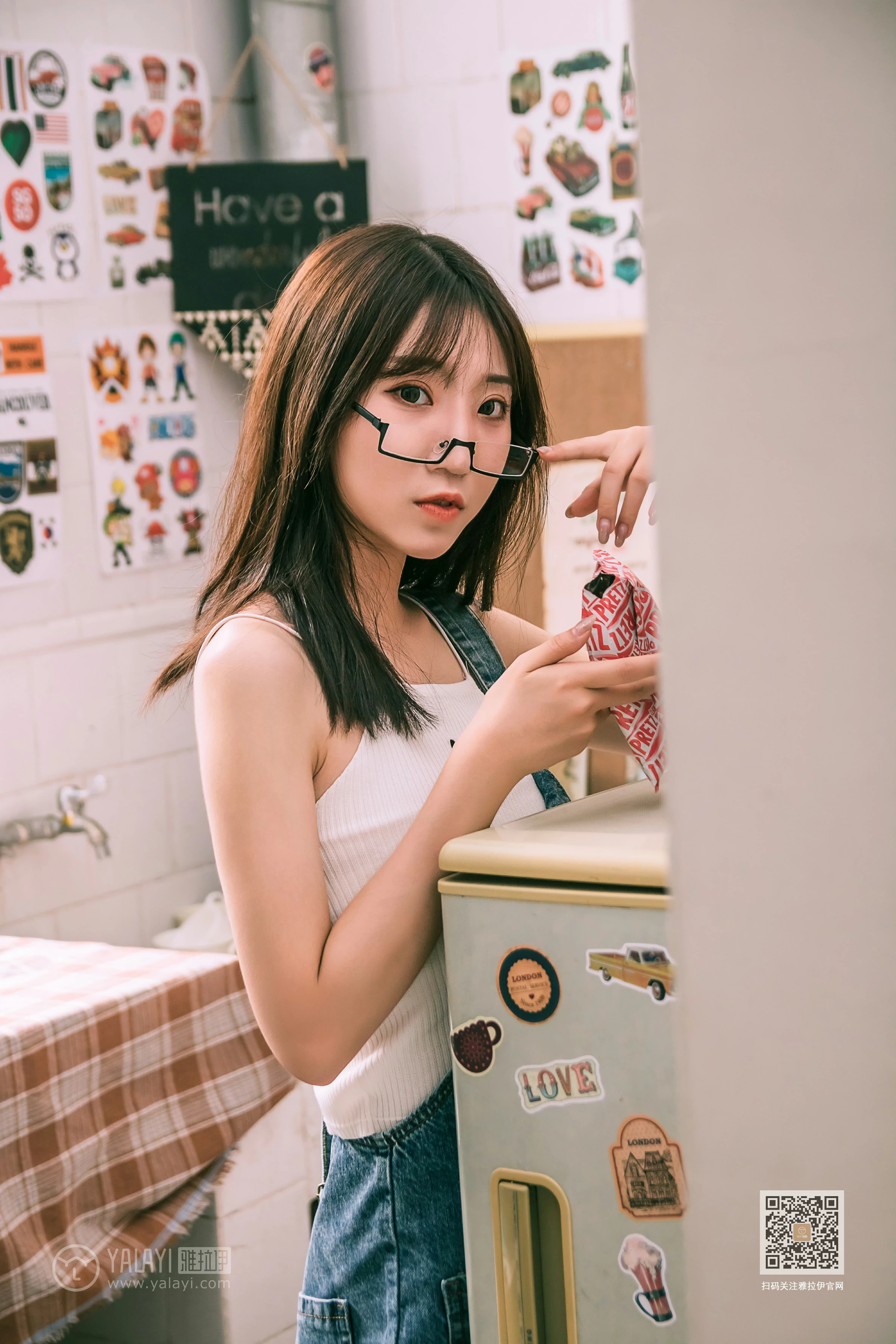 [YALAYI雅拉伊]Vol.559 我的前女友 小乔 背带牛仔连身裤加白色性感小背心私房写真集第13张