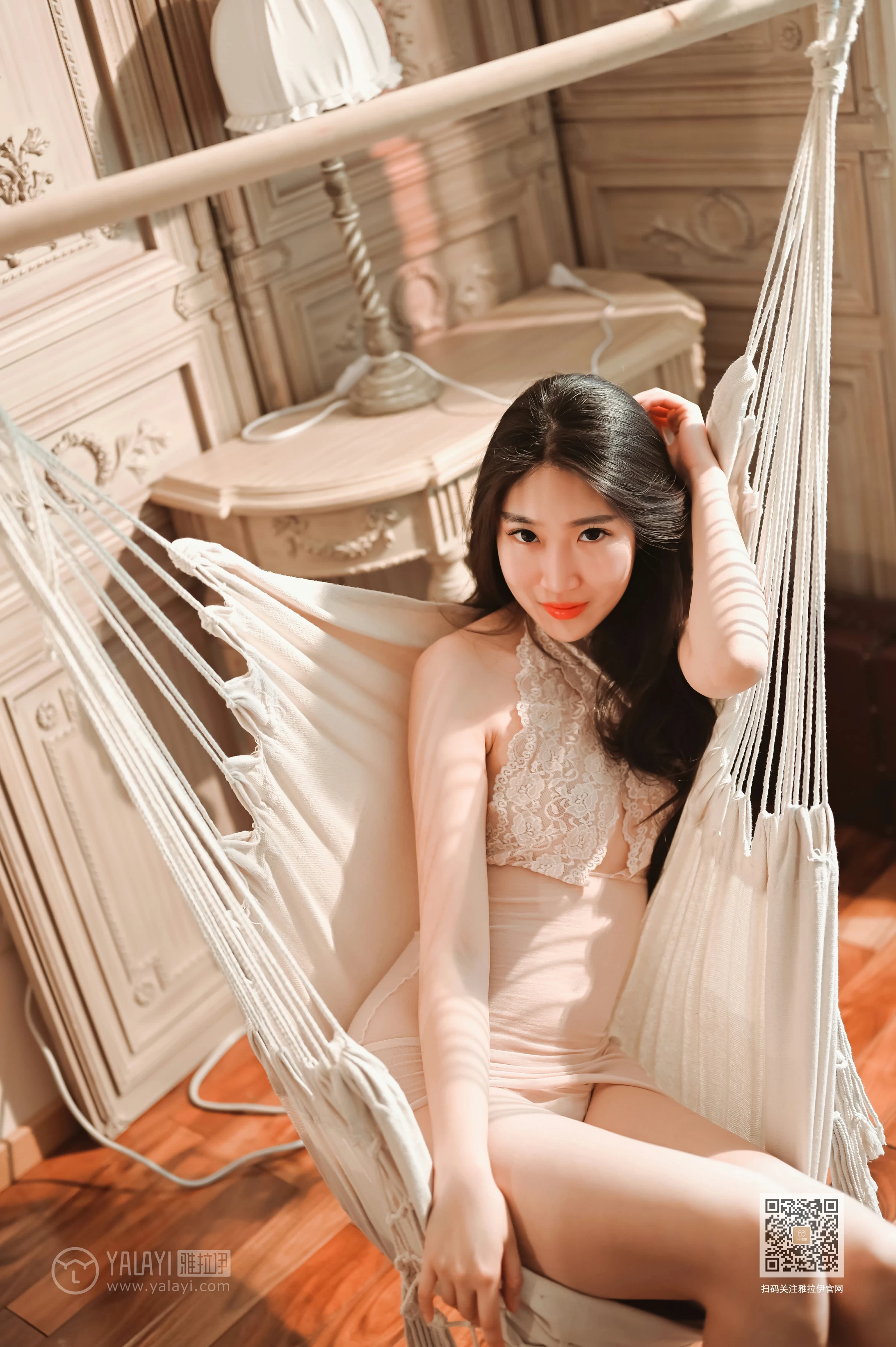 [YALAYI雅拉伊]Vol.573 阳光里有你的味道 玫瑰 白色透视镂空连衣裙性感私房写真集第3张