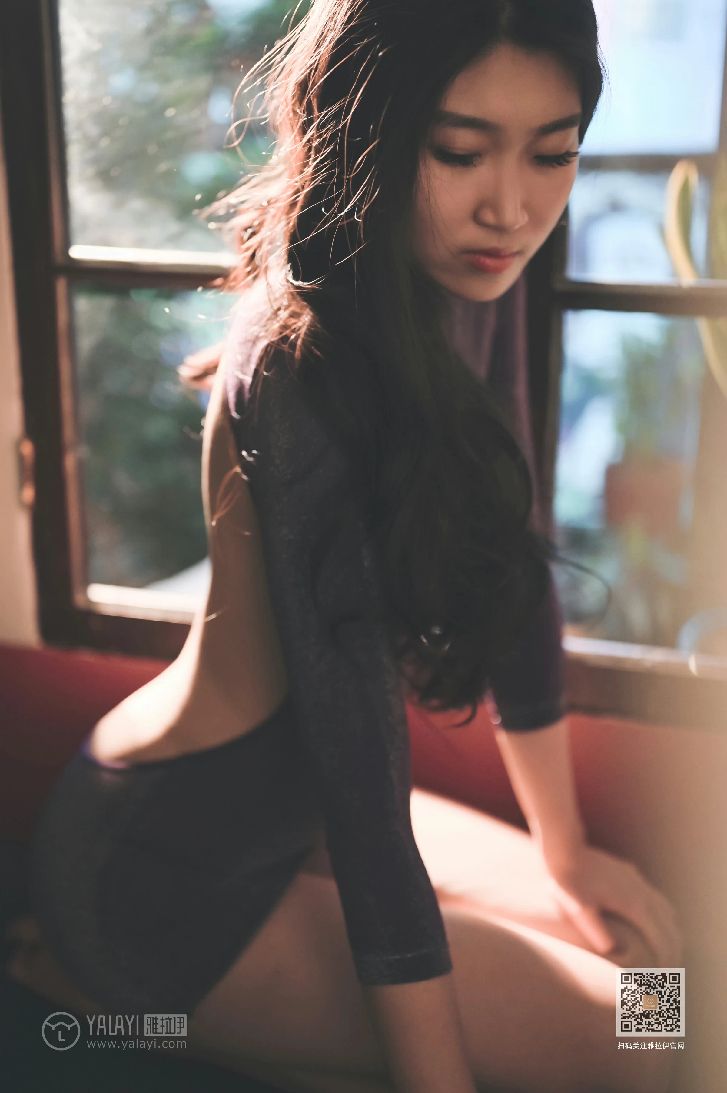 [YALAYI雅拉伊]Vol.583 那一片浓情 玫瑰 紫色紧身裸背连衣裙性感私房写真集第11张