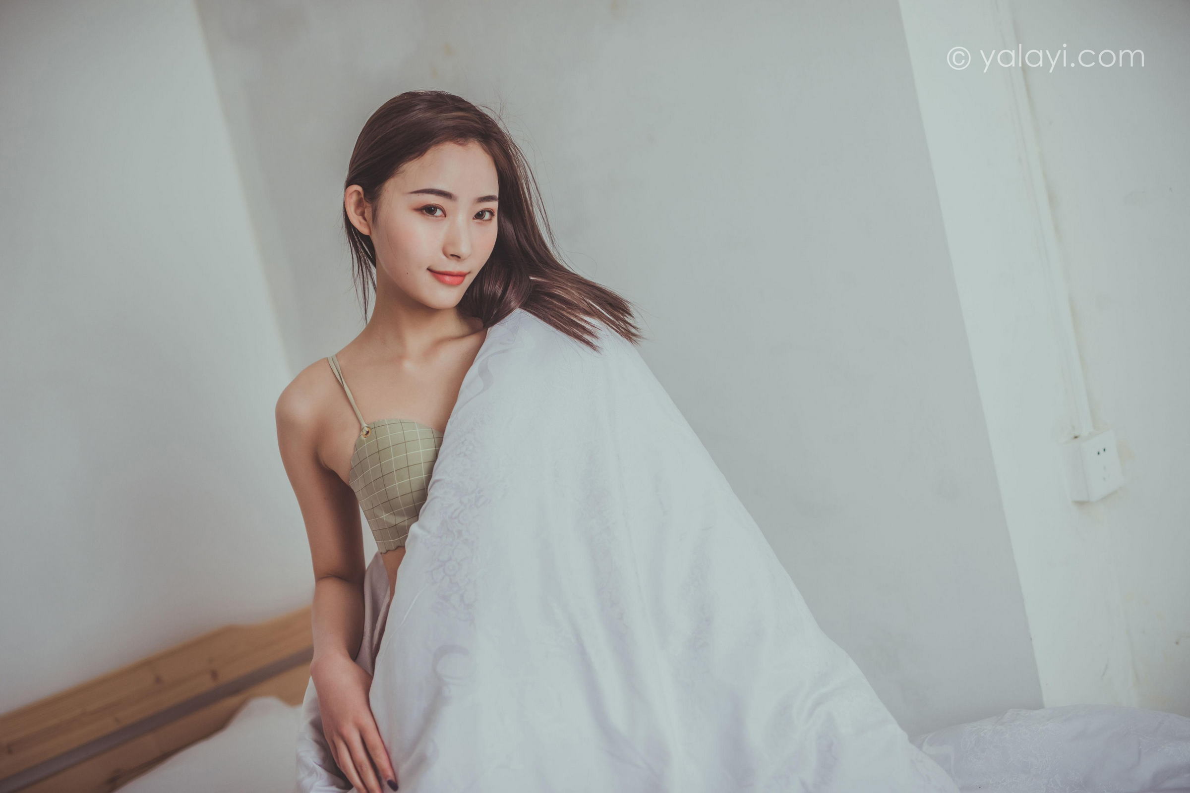[YALAYI雅拉伊]Vol.587 蜗居 海棠 灰色内衣居家性感私房写真集第10张