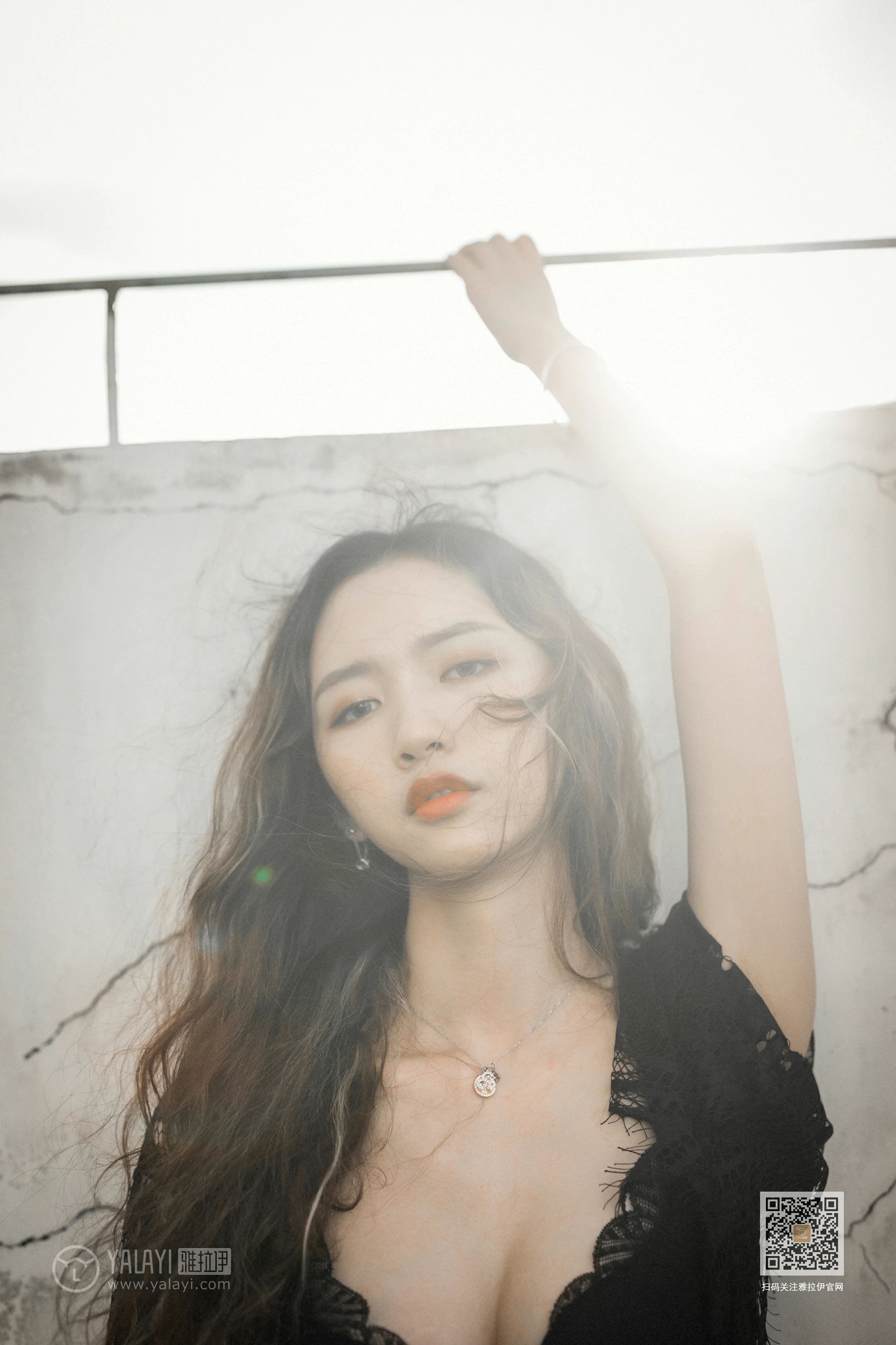 [YALAYI雅拉伊]Vol.590 下坠 晓琳 黑色透视镂空睡衣加黑色蕾丝内衣性感私房写真集第2张