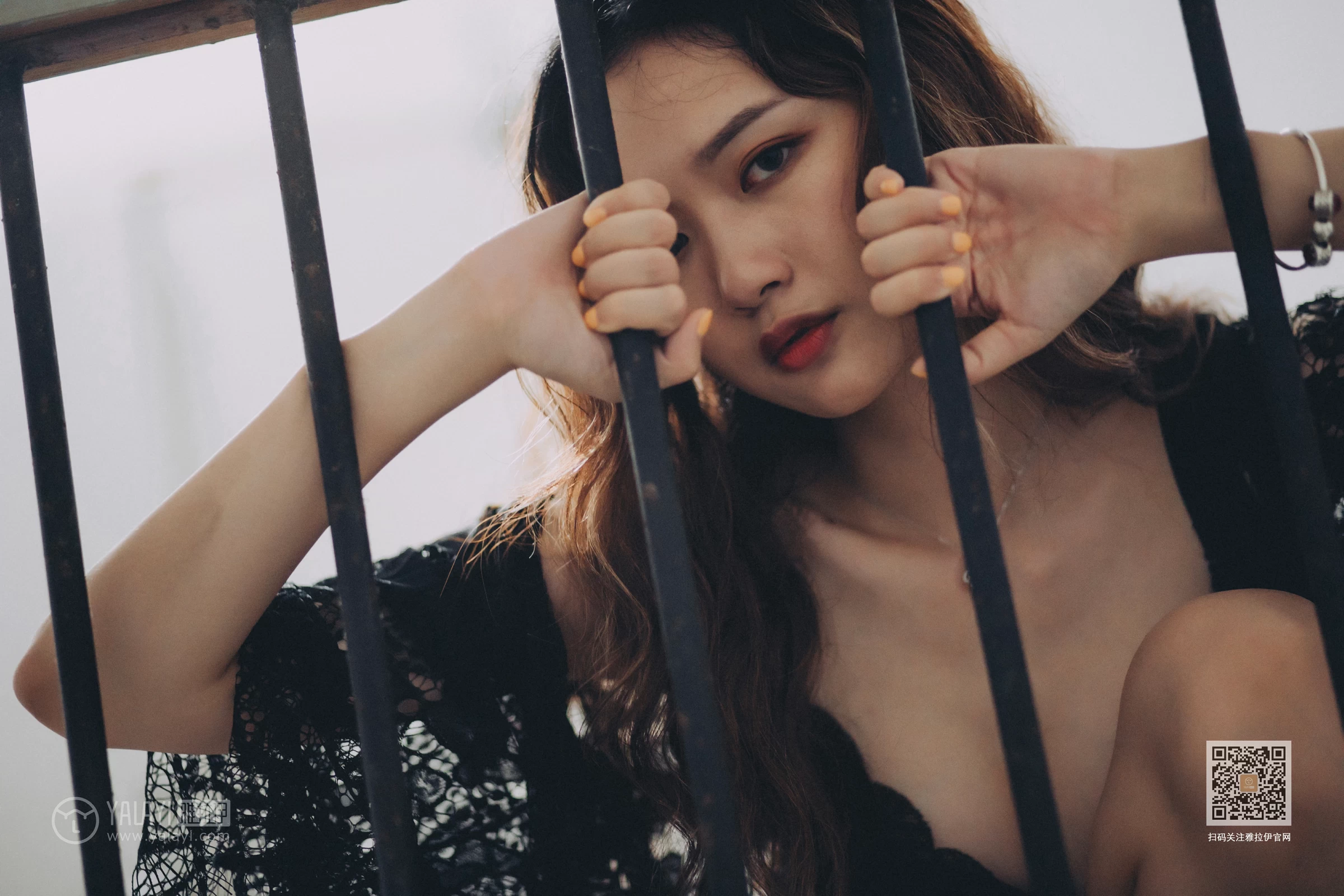 [YALAYI雅拉伊]Vol.590 下坠 晓琳 黑色透视镂空睡衣加黑色蕾丝内衣性感私房写真集第8张