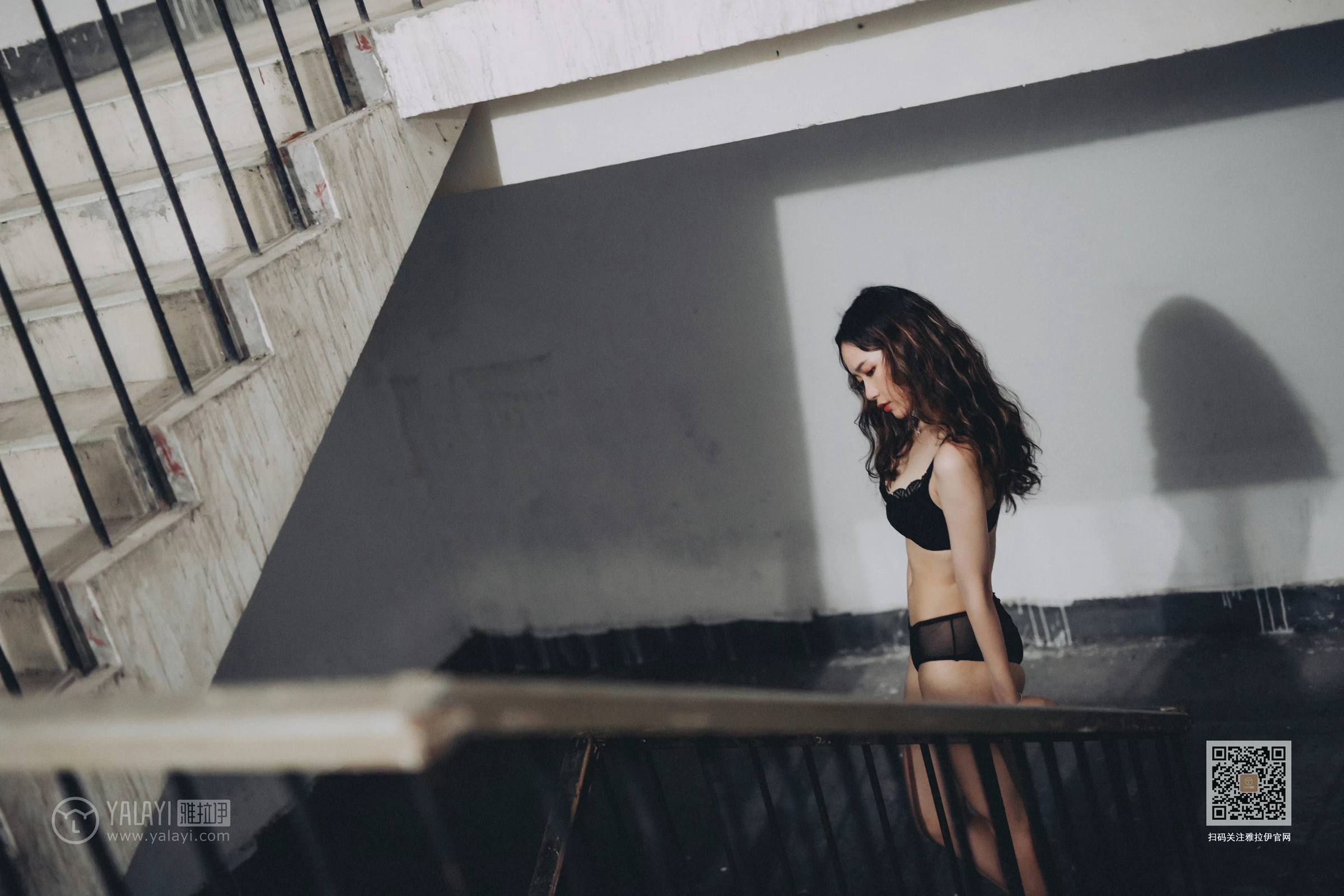 [YALAYI雅拉伊]Vol.590 下坠 晓琳 黑色透视镂空睡衣加黑色蕾丝内衣性感私房写真集第9张