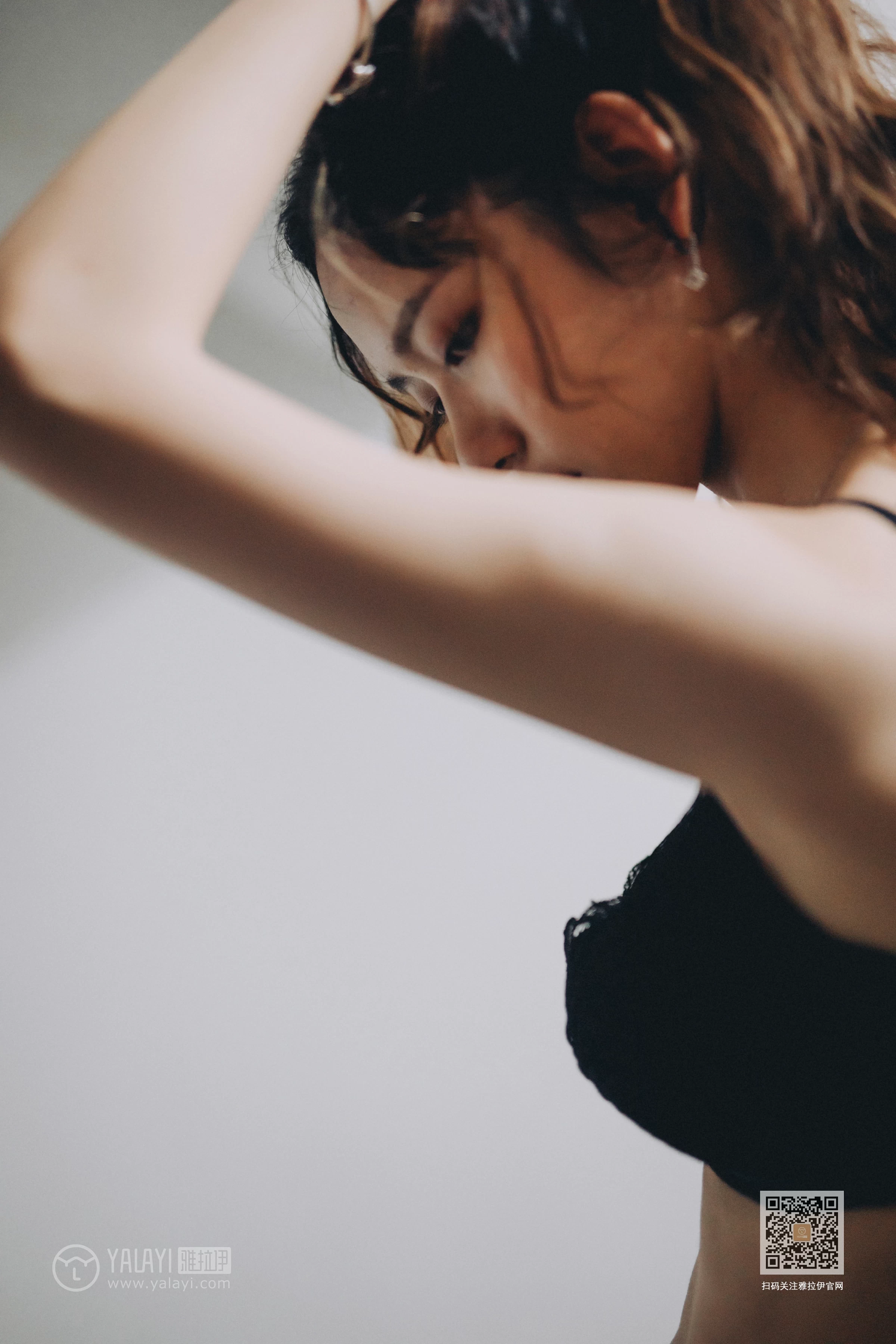 [YALAYI雅拉伊]Vol.590 下坠 晓琳 黑色透视镂空睡衣加黑色蕾丝内衣性感私房写真集第12张