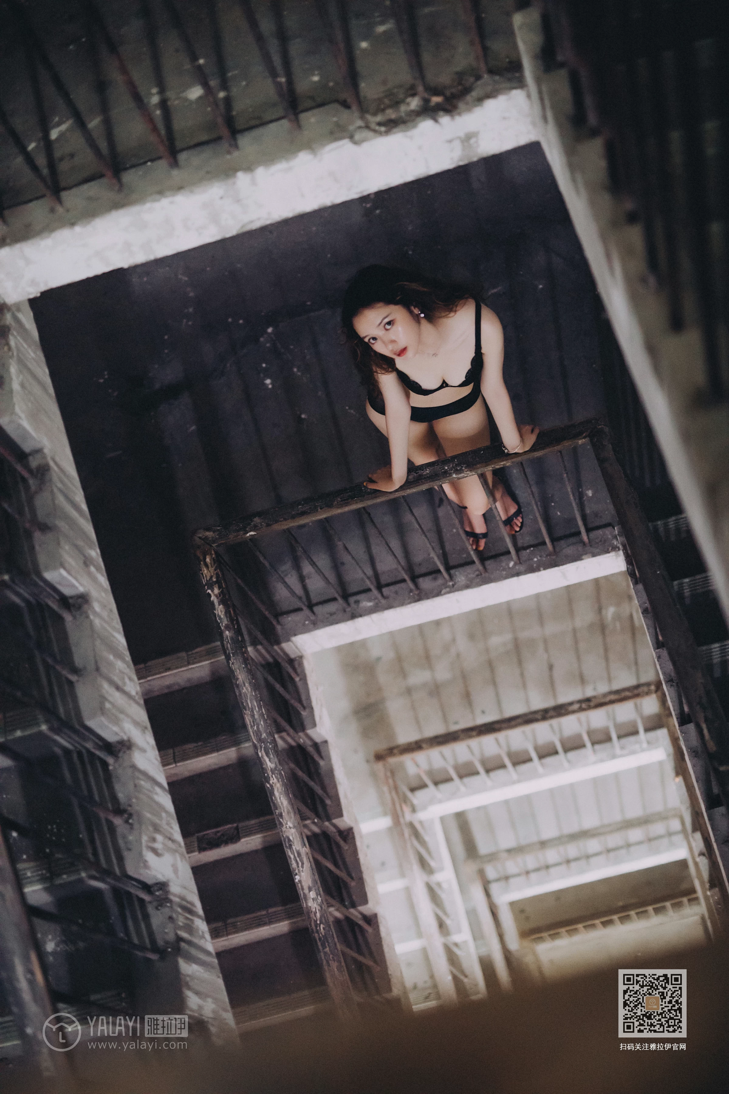 [YALAYI雅拉伊]Vol.590 下坠 晓琳 黑色透视镂空睡衣加黑色蕾丝内衣性感私房写真集第16张