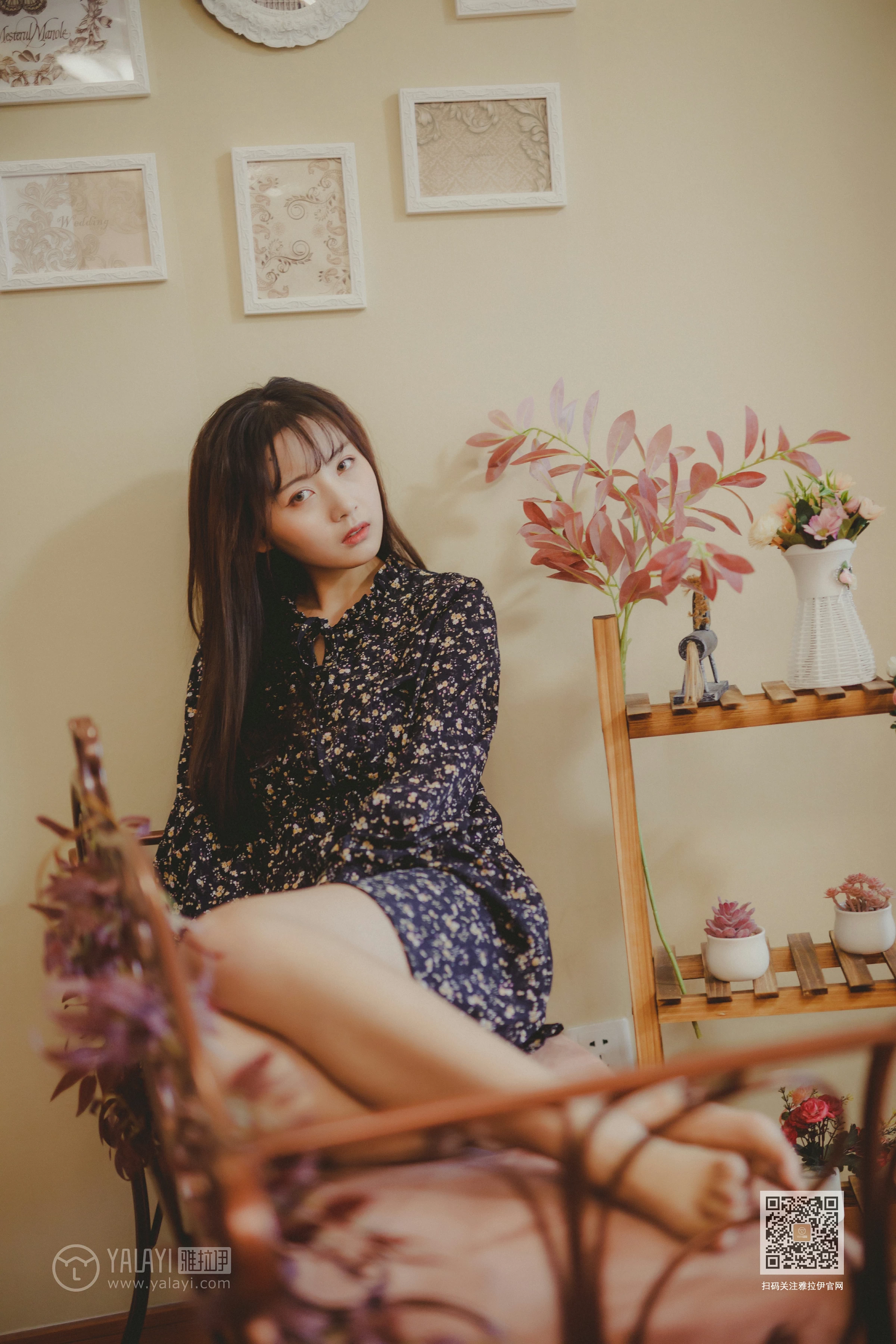 [YALAYI雅拉伊]Vol.593 南方姑娘 唐芯 黑色连衣裙居家私房写真集第12张