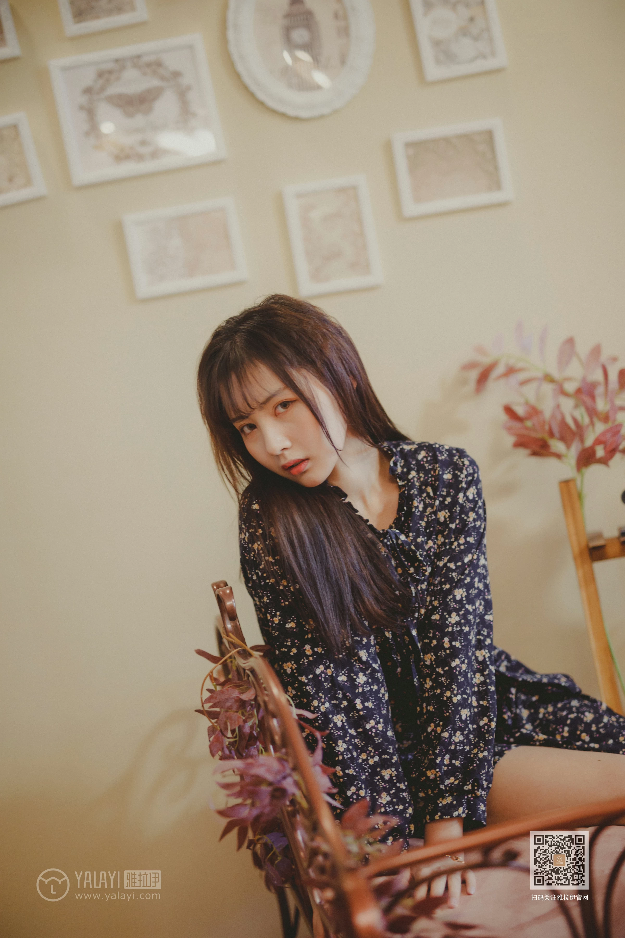 [YALAYI雅拉伊]Vol.593 南方姑娘 唐芯 黑色连衣裙居家私房写真集第13张