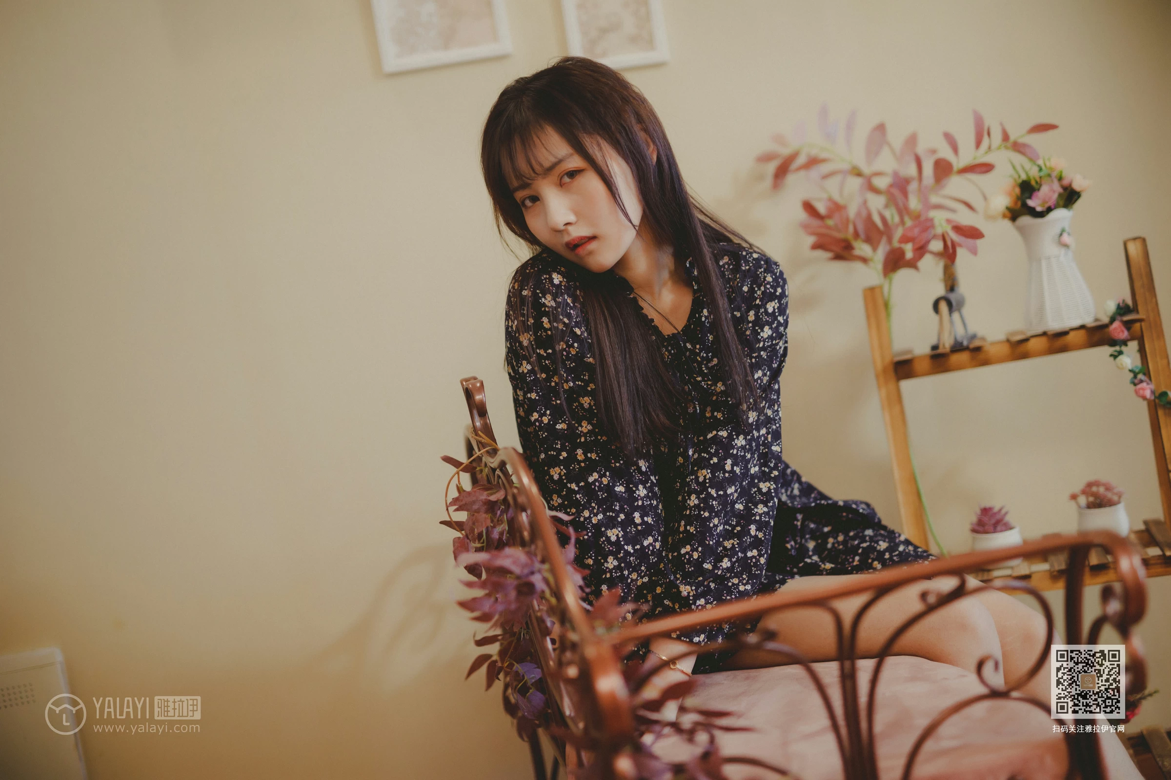 [YALAYI雅拉伊]Vol.593 南方姑娘 唐芯 黑色连衣裙居家私房写真集第13张