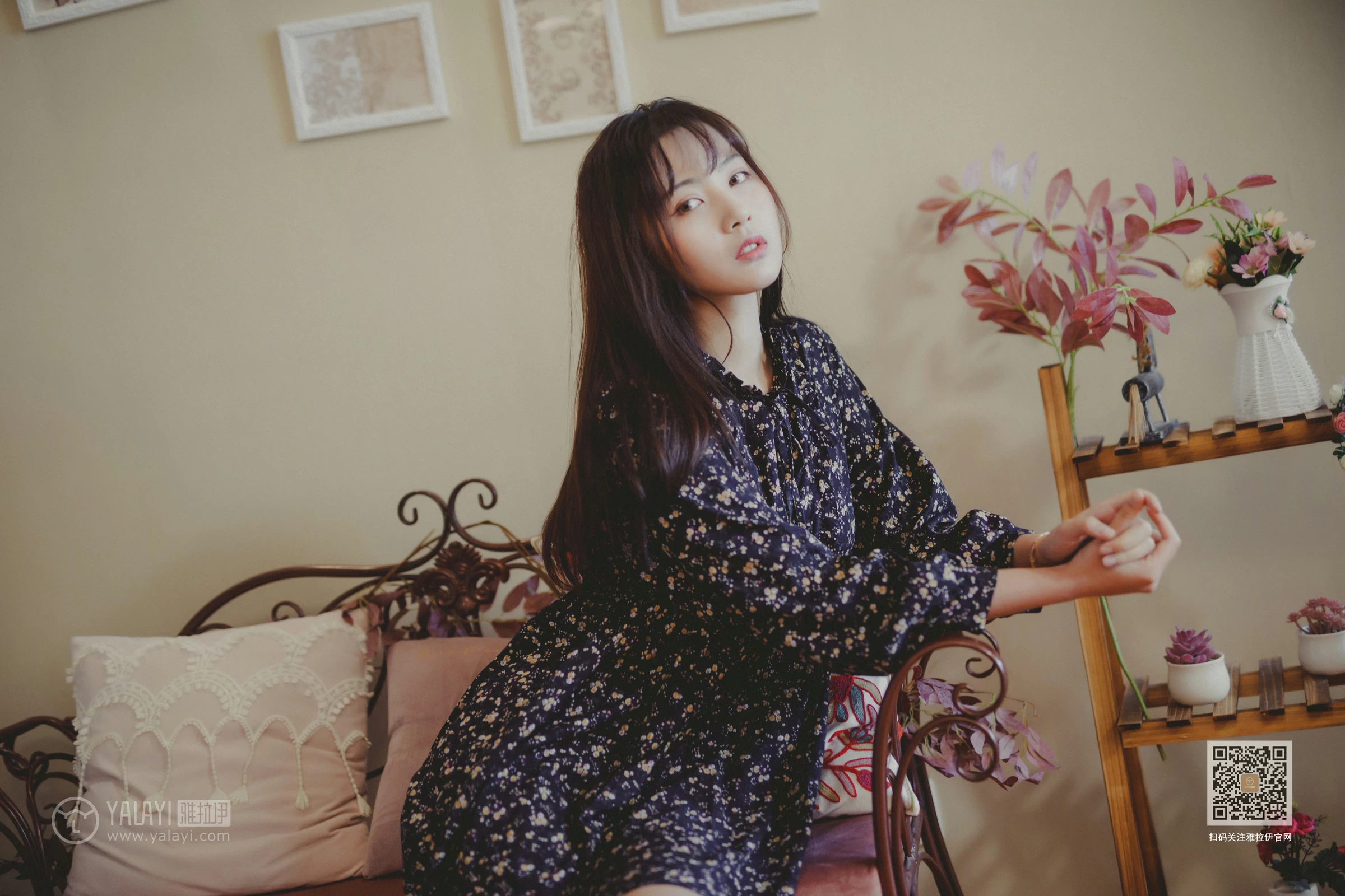 [YALAYI雅拉伊]Vol.593 南方姑娘 唐芯 黑色连衣裙居家私房写真集第1张