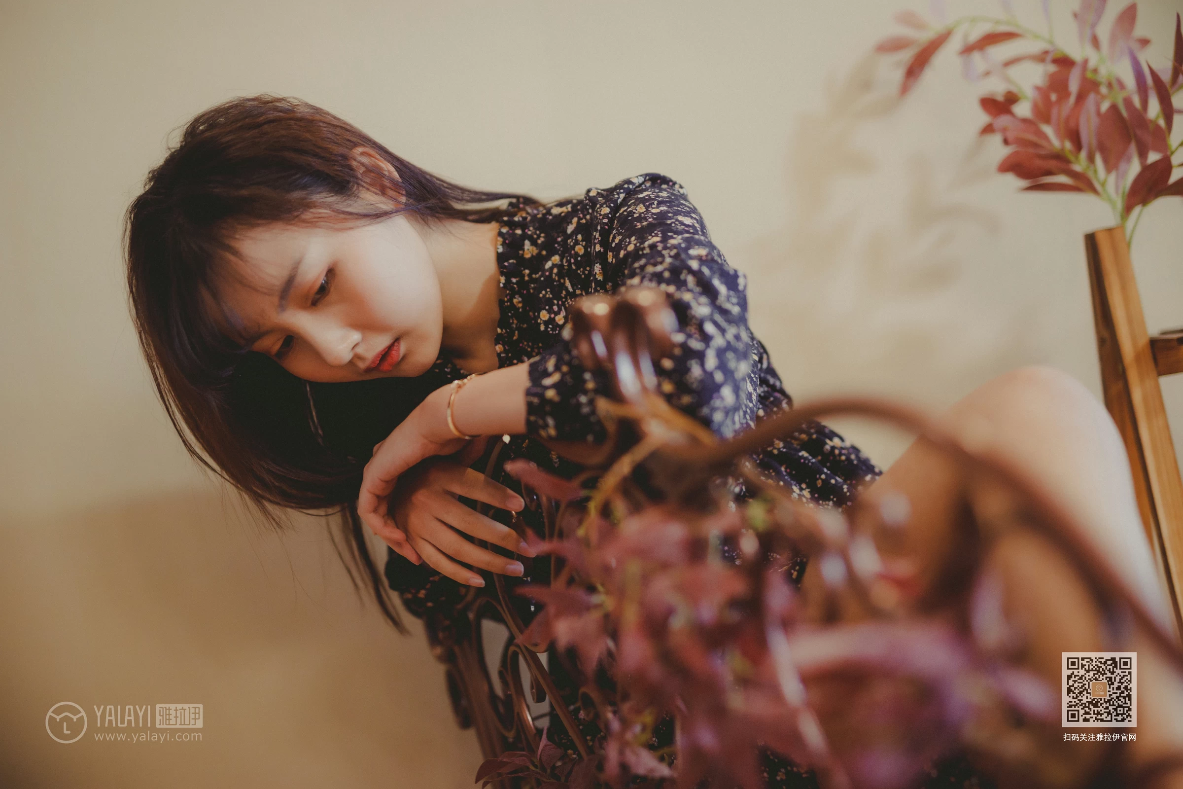 [YALAYI雅拉伊]Vol.593 南方姑娘 唐芯 黑色连衣裙居家私房写真集第11张