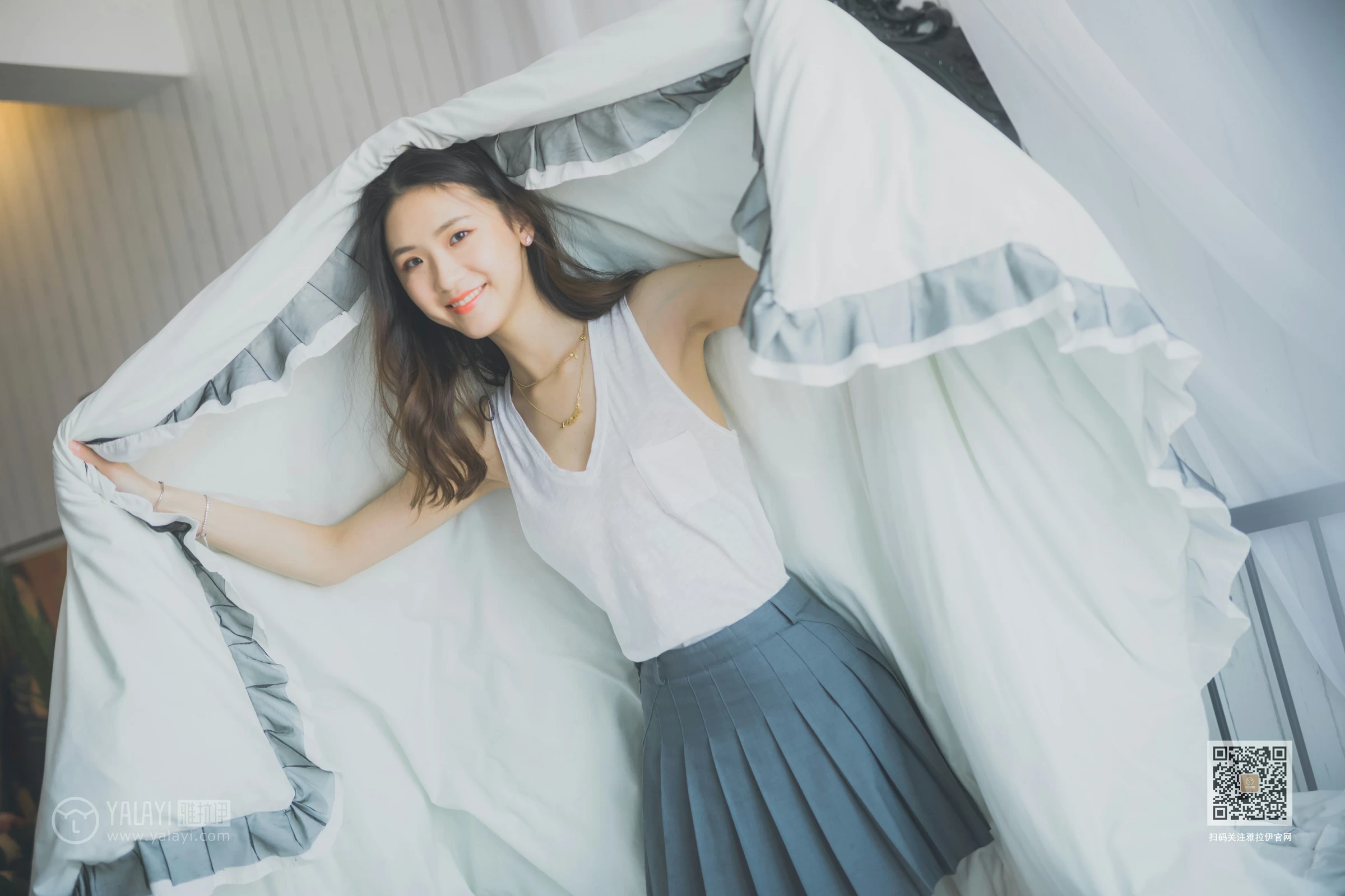 [YALAYI雅拉伊]Vol.596 超床啦！ 尹梦 白色背心加黑色短裙清纯可爱私房写真集第6张