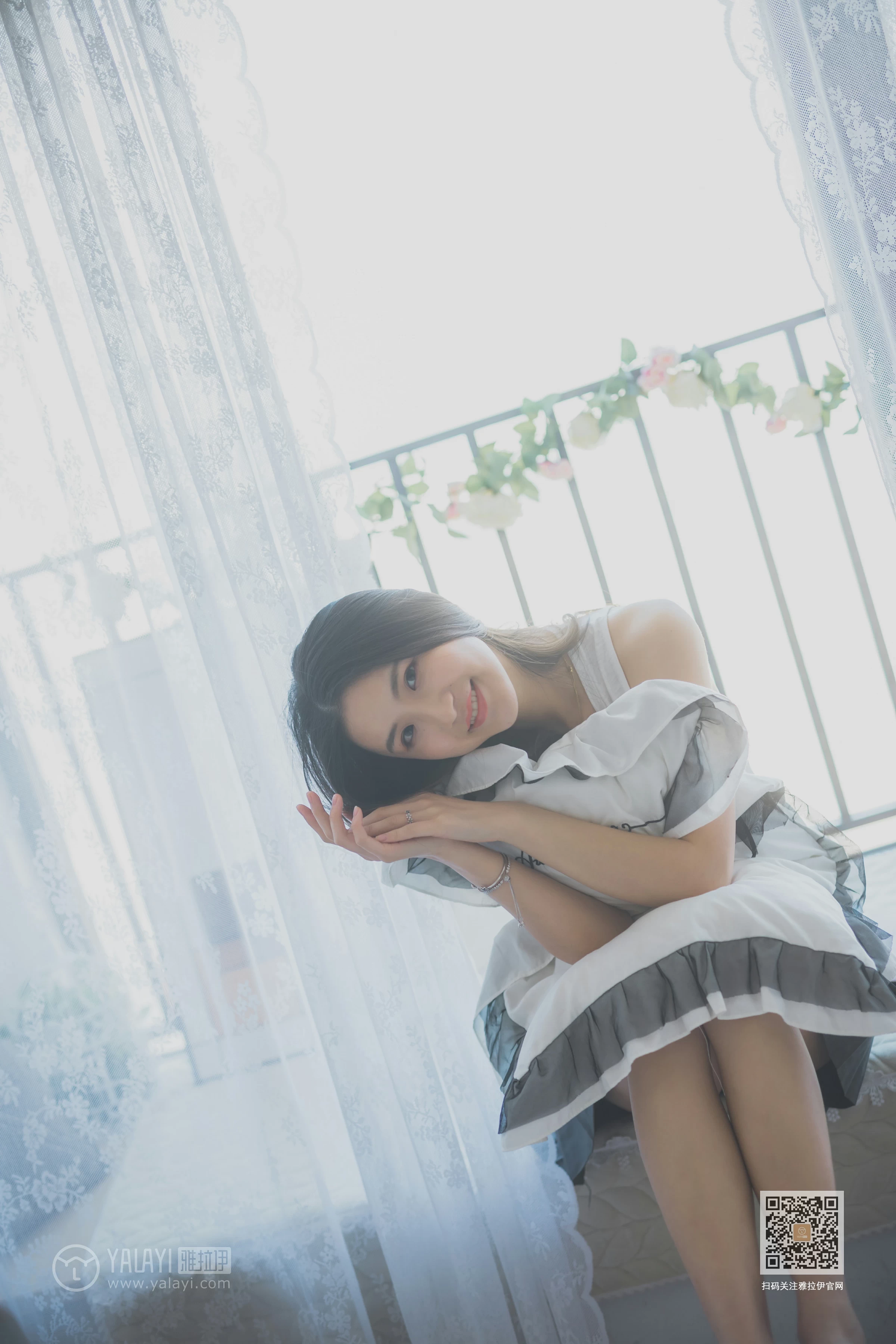 [YALAYI雅拉伊]Vol.596 超床啦！ 尹梦 白色背心加黑色短裙清纯可爱私房写真集第11张