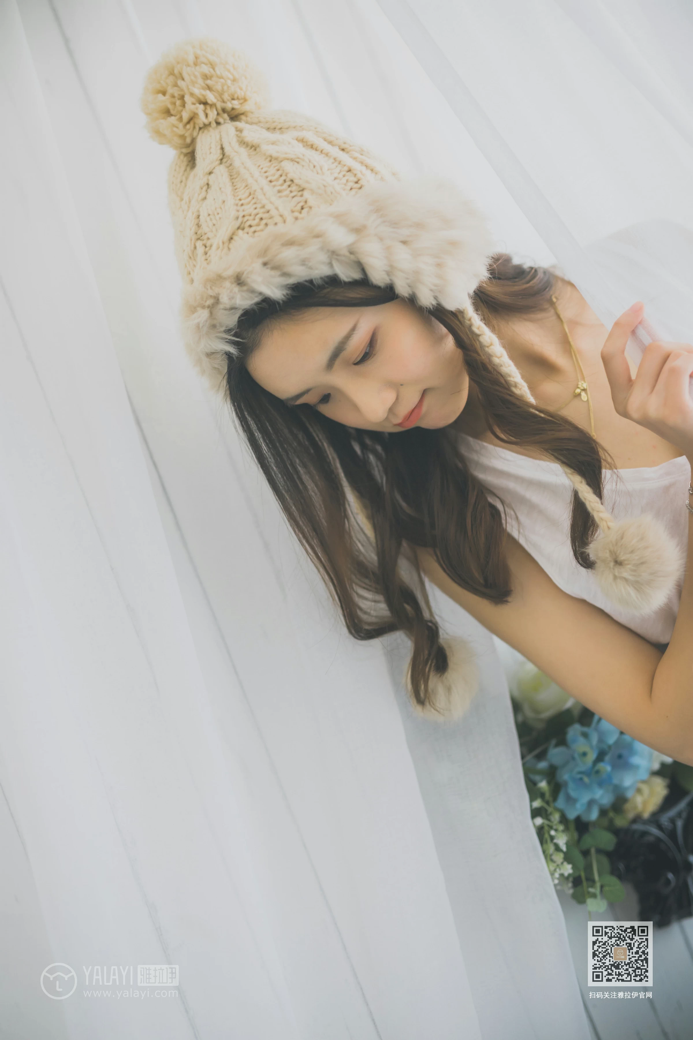 [YALAYI雅拉伊]Vol.596 超床啦！ 尹梦 白色背心加黑色短裙清纯可爱私房写真集第14张