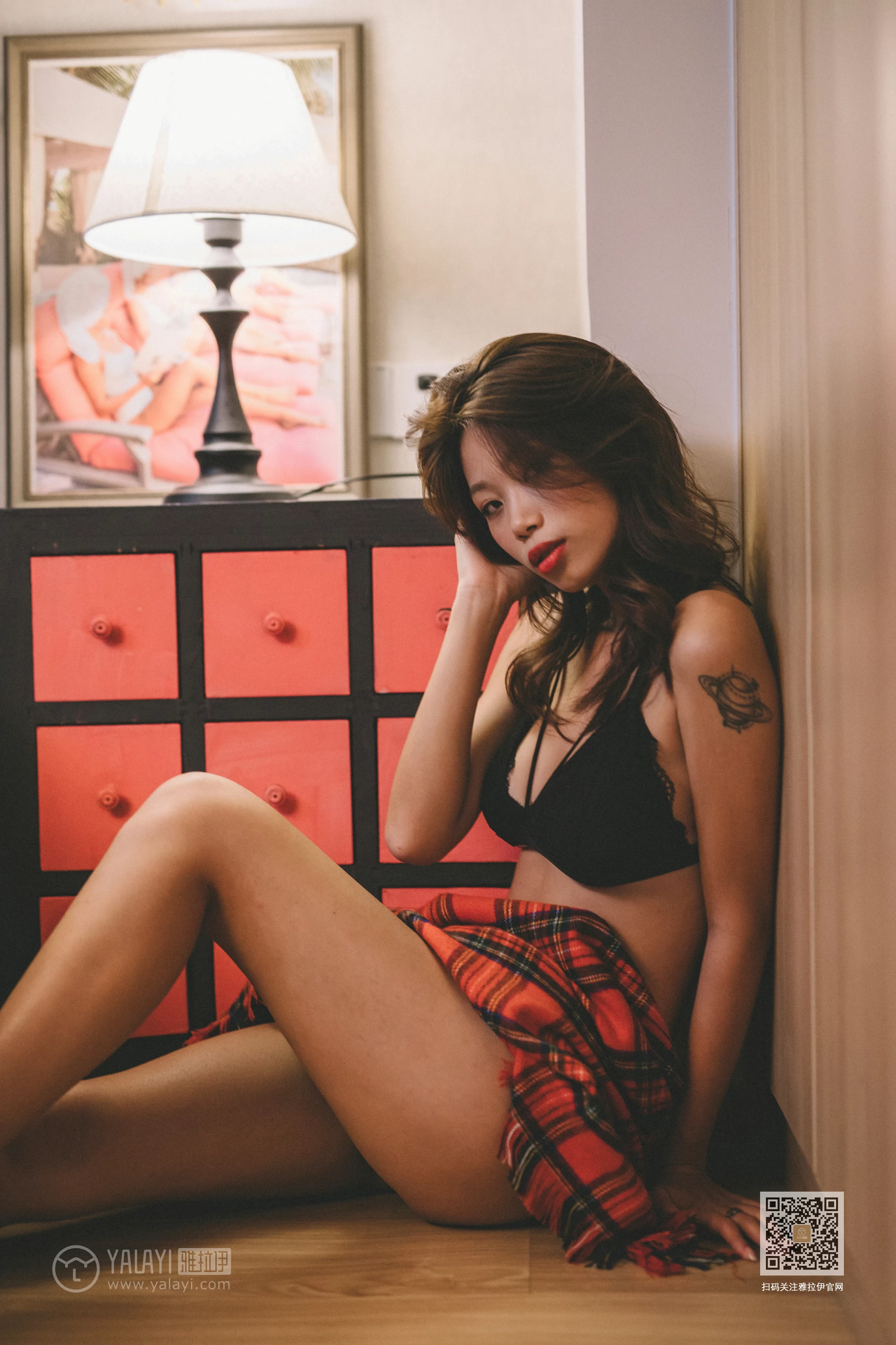 [YALAYI雅拉伊]Vol.598 她们出去了 静初 黑色蕾丝内衣居家性感私房写真集第3张