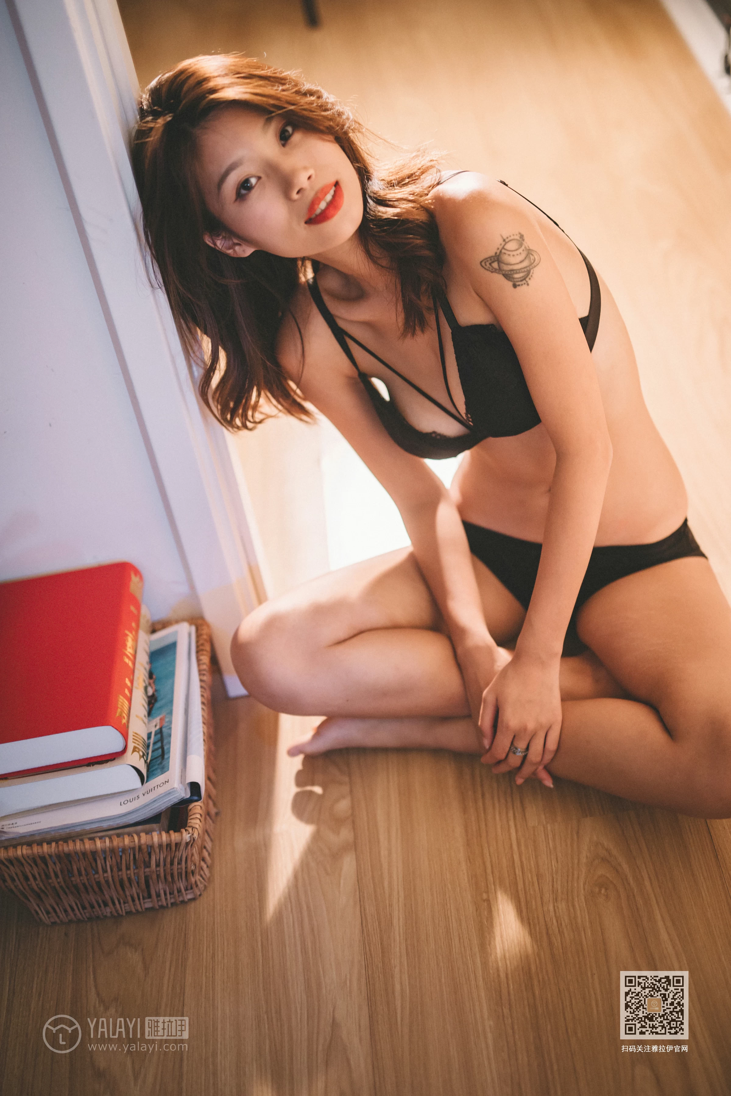 [YALAYI雅拉伊]Vol.598 她们出去了 静初 黑色蕾丝内衣居家性感私房写真集第15张