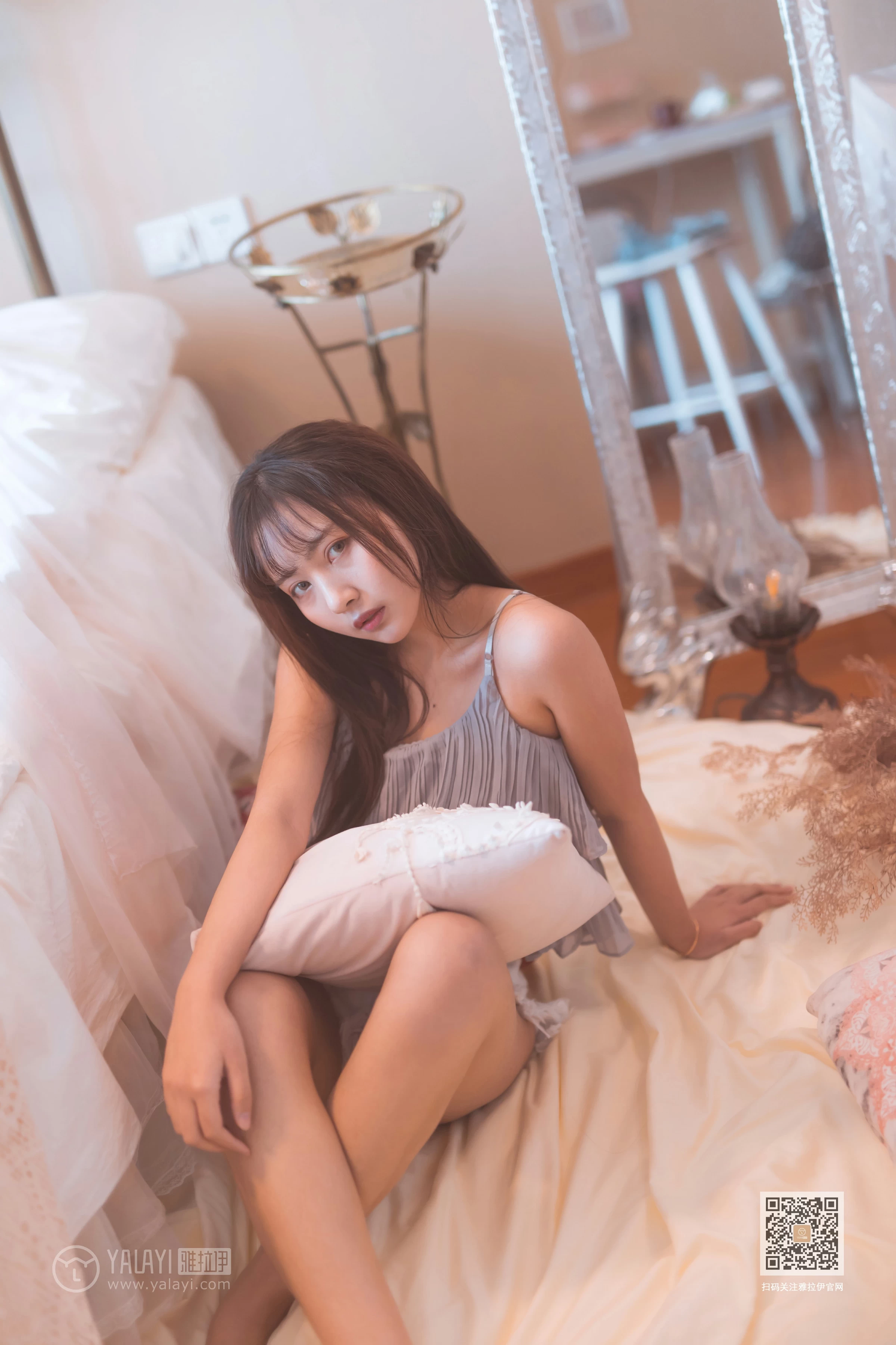 [YALAYI雅拉伊]NO.601 《受了点伤》 唐芯 灰色吊带裙加白色短裤性感私房写真集第4张