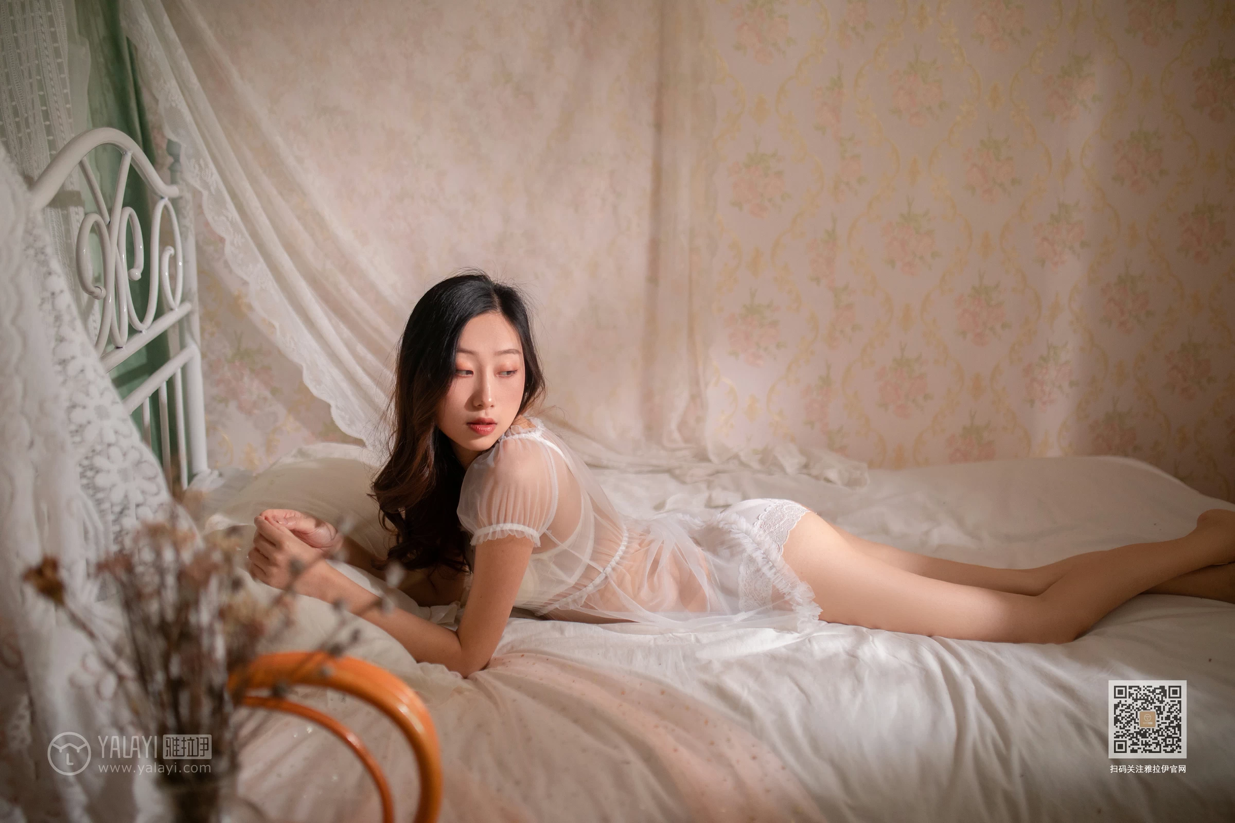 [YALAYI雅拉伊]NO.605 《茉莉》 晓琪 白色透视情趣内衣与红色吊带睡衣性感私房写真集第5张