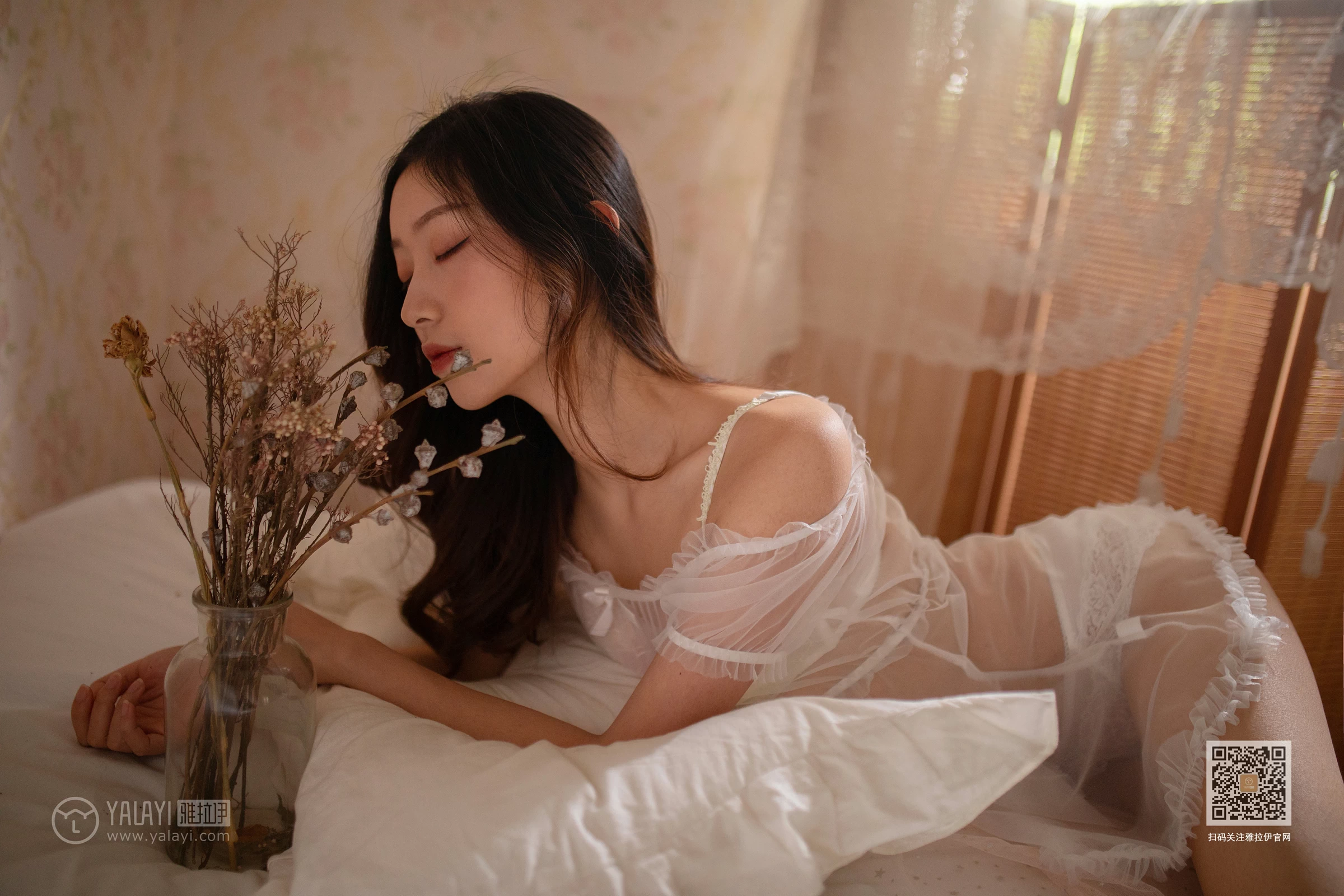 [YALAYI雅拉伊]NO.605 《茉莉》 晓琪 白色透视情趣内衣与红色吊带睡衣性感私房写真集第6张