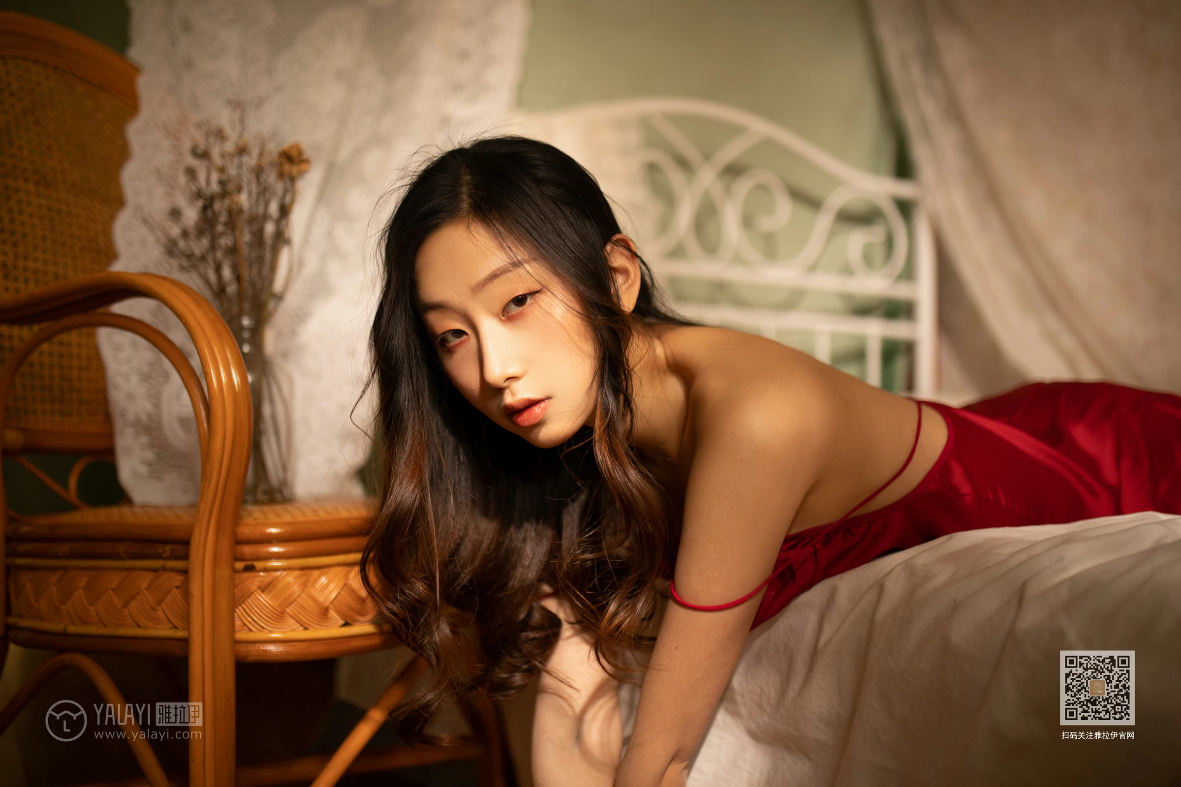 [YALAYI雅拉伊]NO.605 《茉莉》 晓琪 白色透视情趣内衣与红色吊带睡衣性感私房写真集第14张