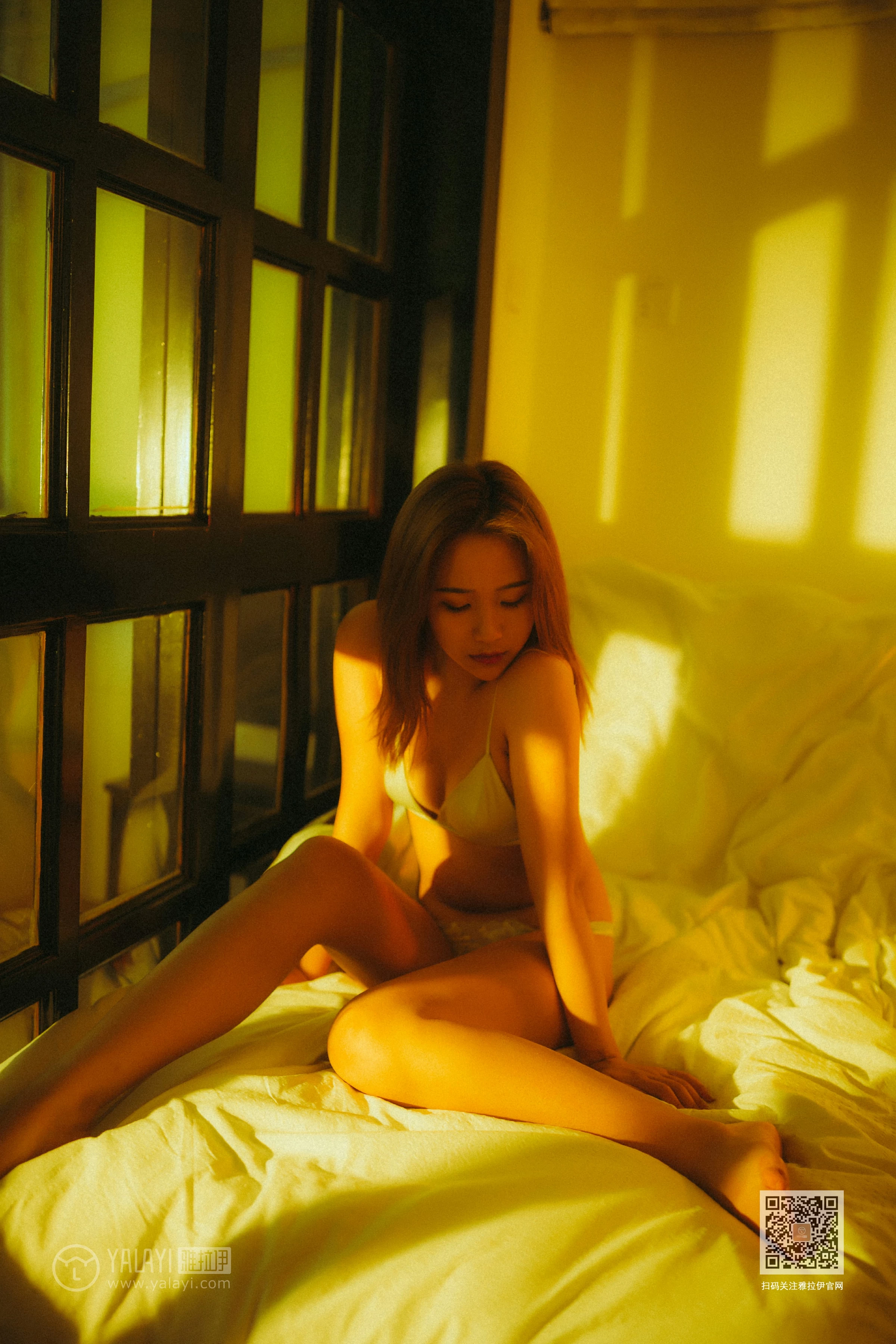 [YALAYI雅拉伊]NO.613 《对着暮光呢喃》 岳璐璐 白色吊带睡衣裙加白色内衣性感私房写真集第17张