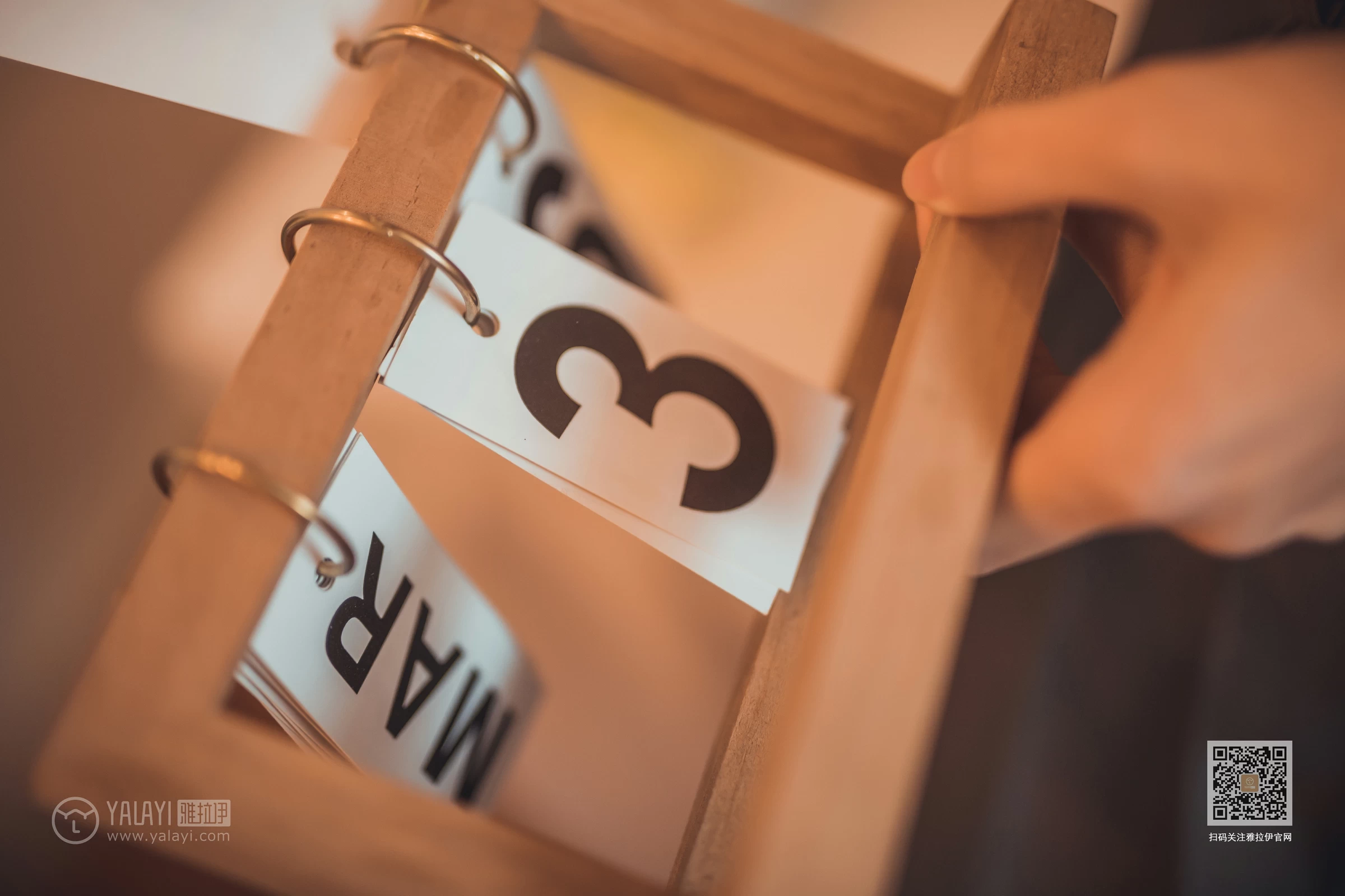 [YALAYI雅拉伊]NO.614 《我们约会吧》 尹梦 白色镂空内衣加灰色短裙性感私房写真集第5张