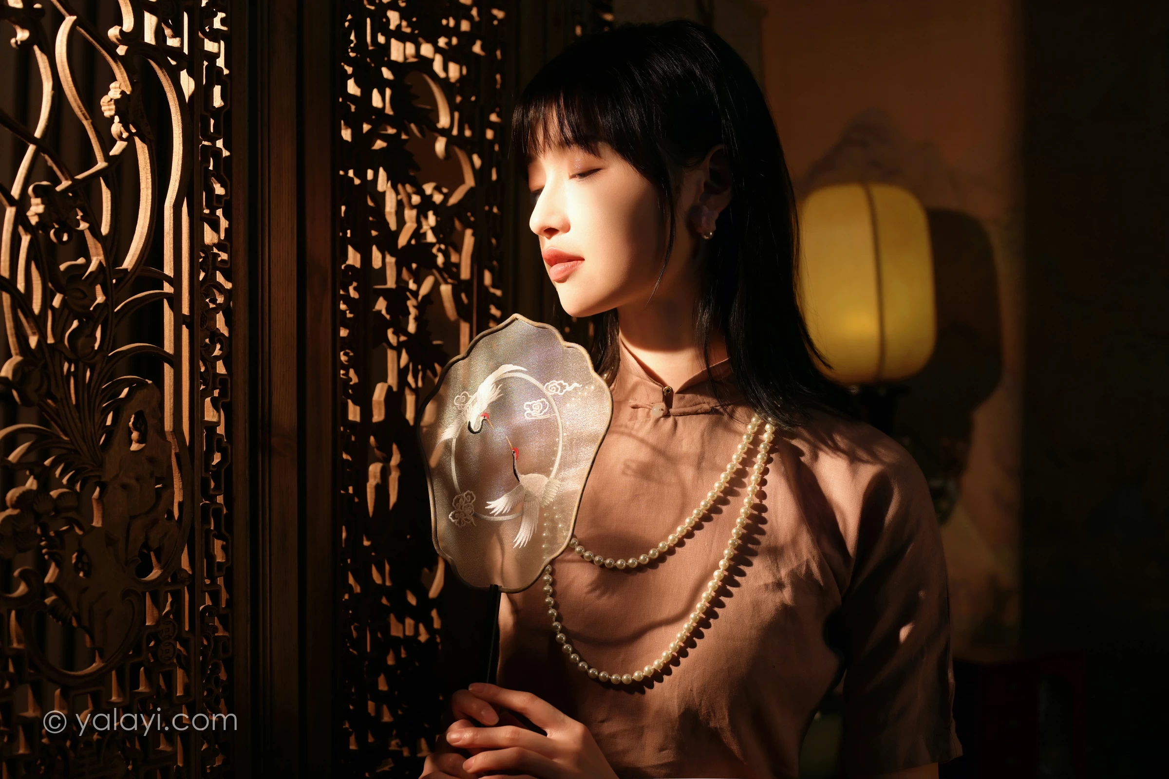 [YALAYI雅拉伊]2022.01.19 深夜的灯光 京京 粉色宽松旗袍裙民国风写真第2张